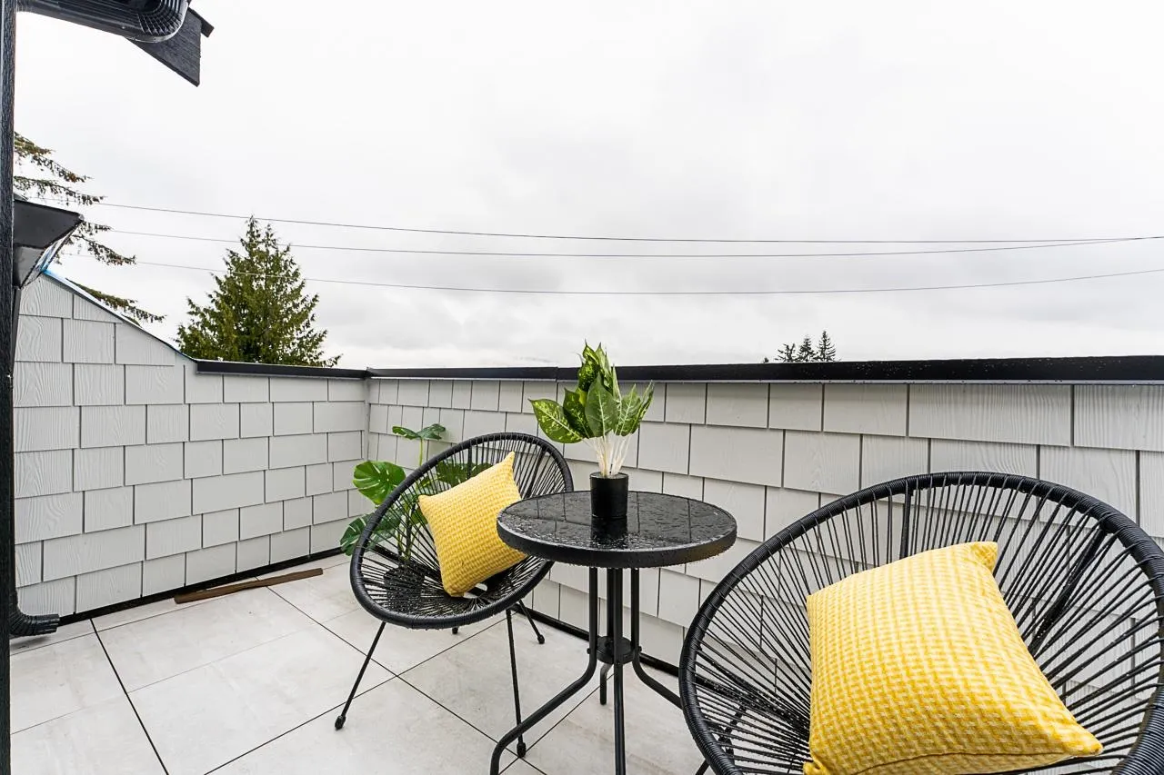 2 2837 Oliver Crescent