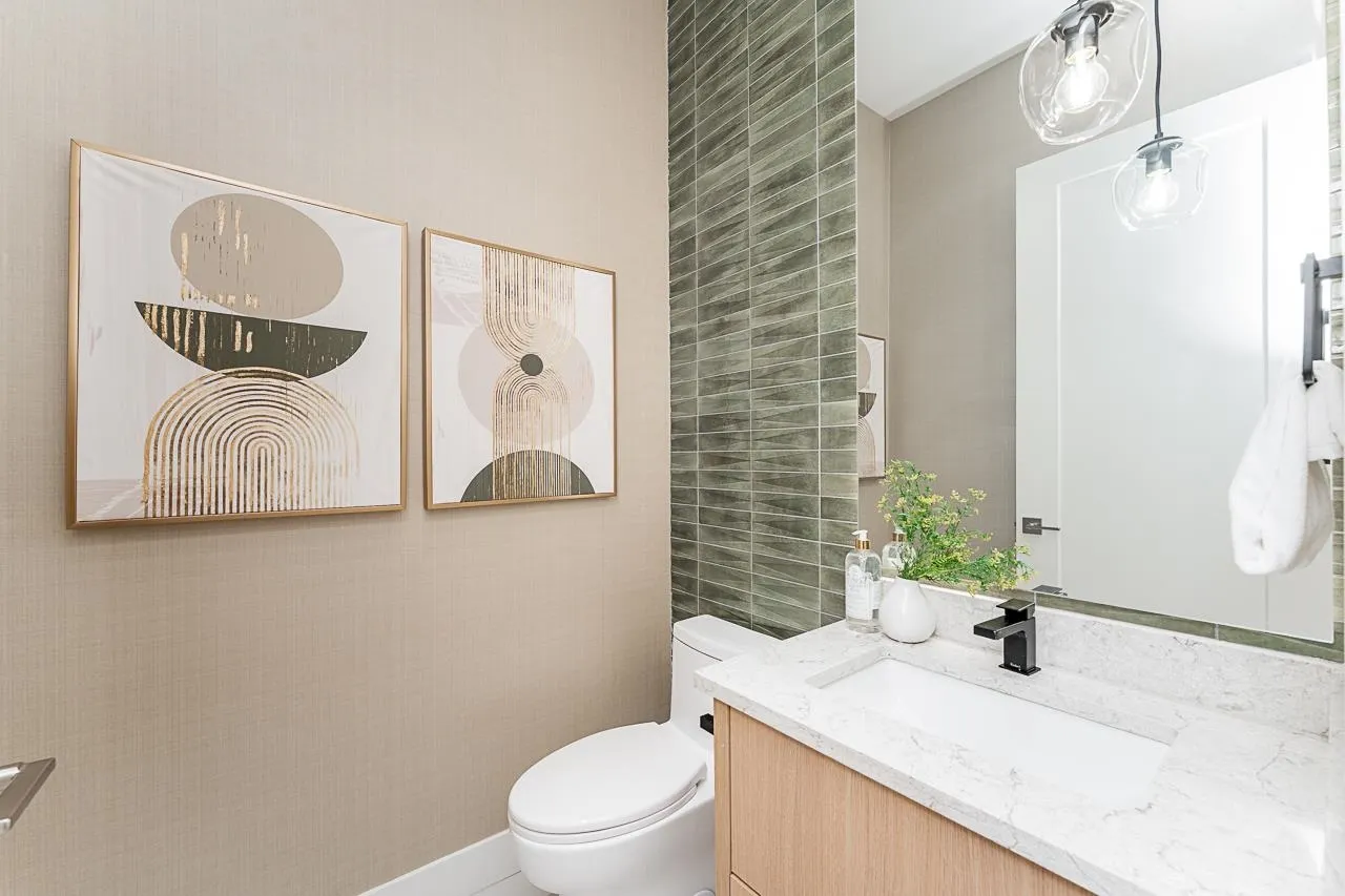 2 2837 Oliver Crescent