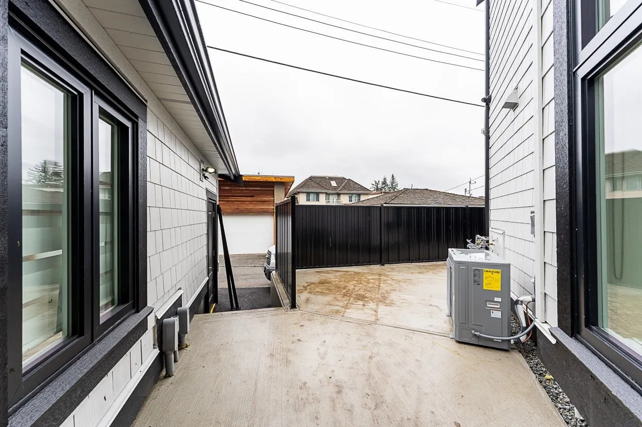 2 2837 Oliver Crescent