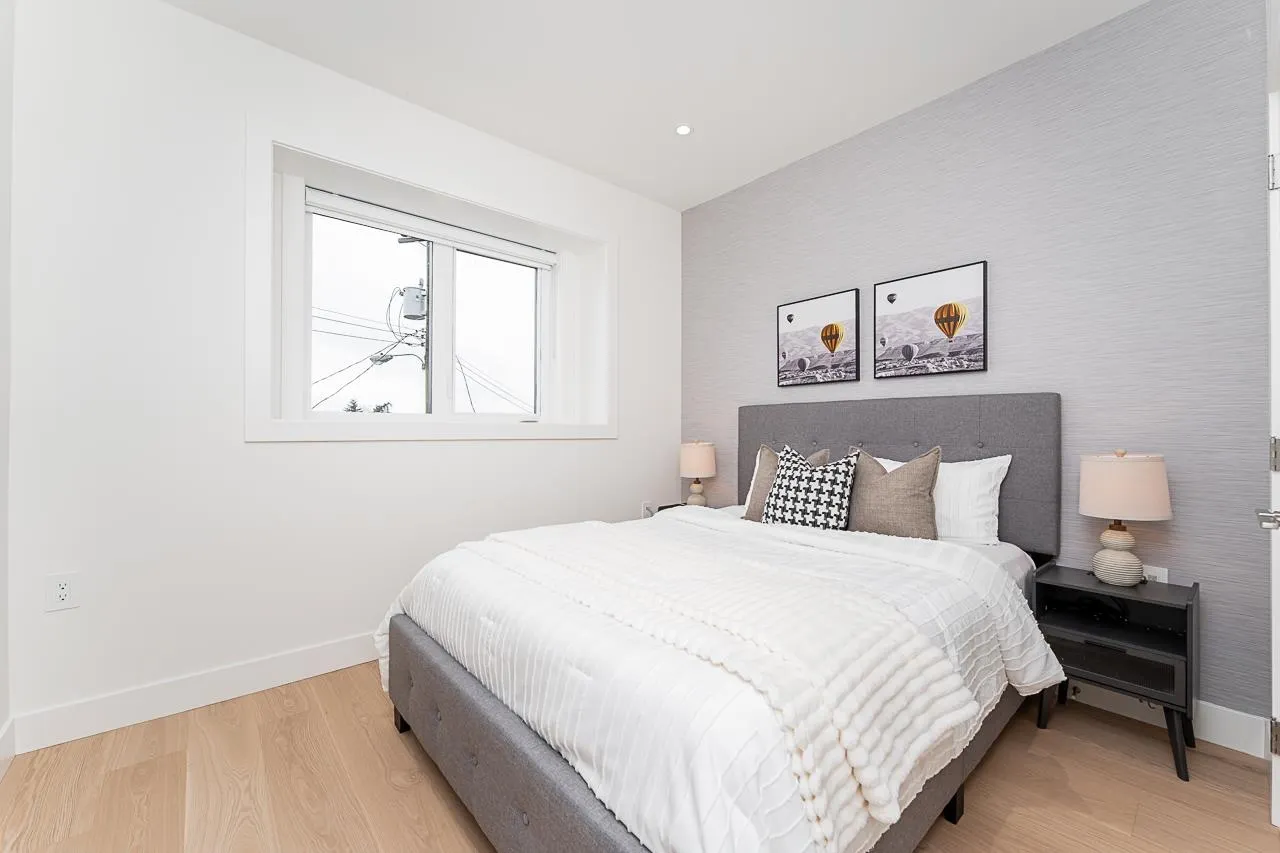 2 2837 Oliver Crescent