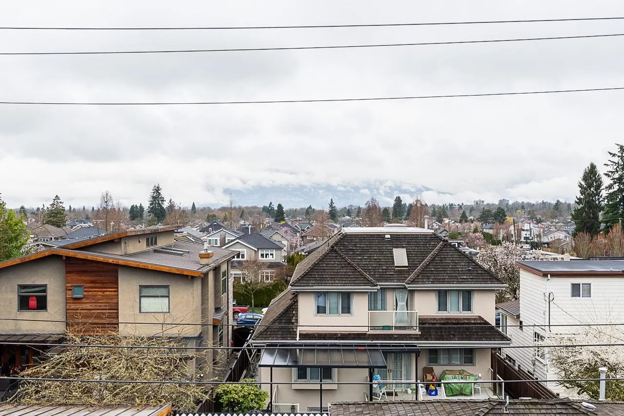 2 2837 Oliver Crescent