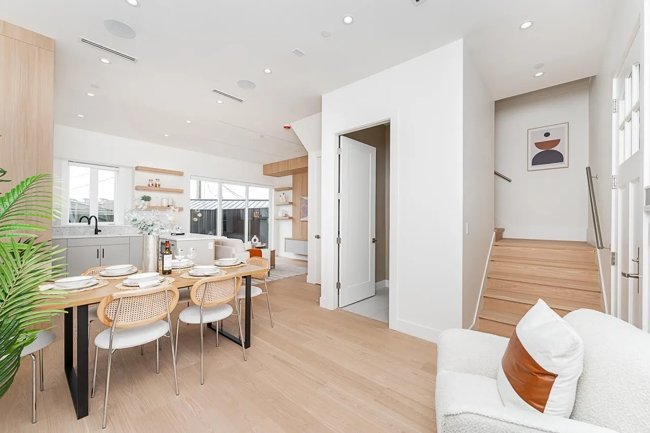 2 2837 Oliver Crescent