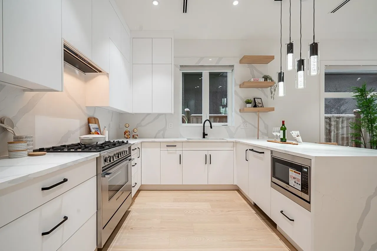 2833 Oliver Crescent