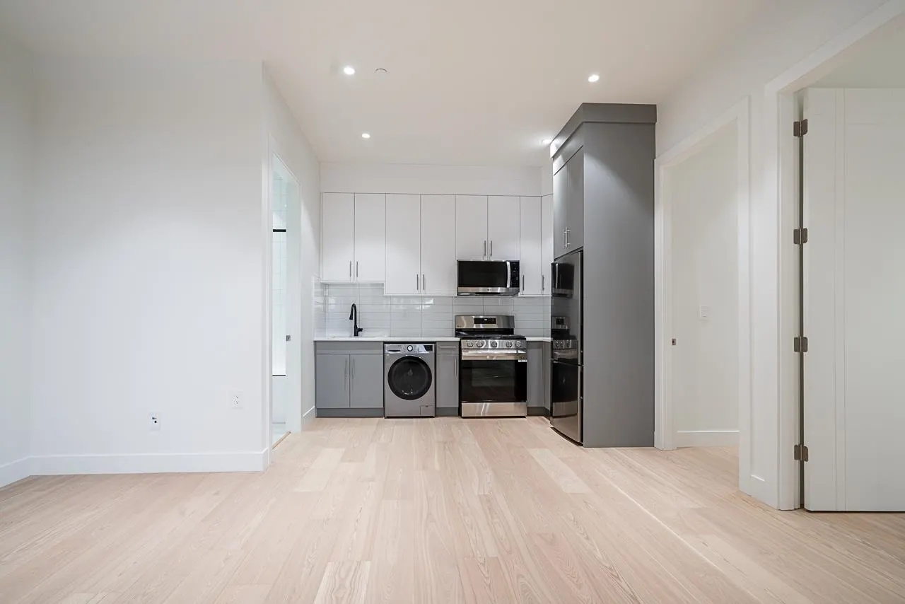 2833 Oliver Crescent