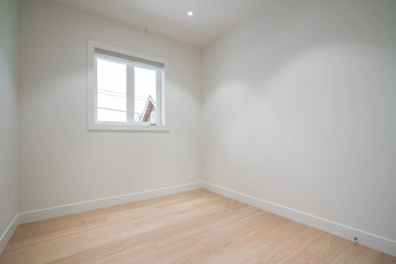 2833 Oliver Crescent