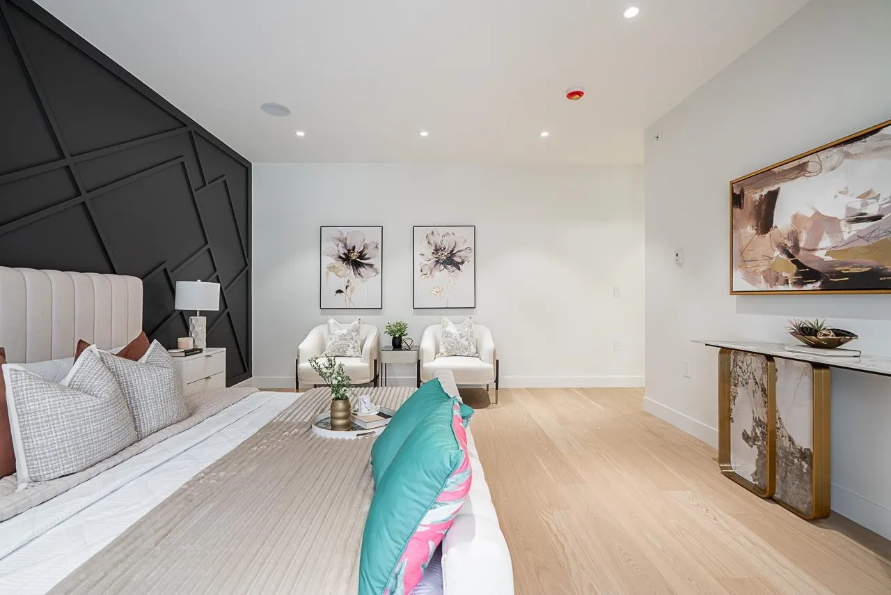 2833 Oliver Crescent