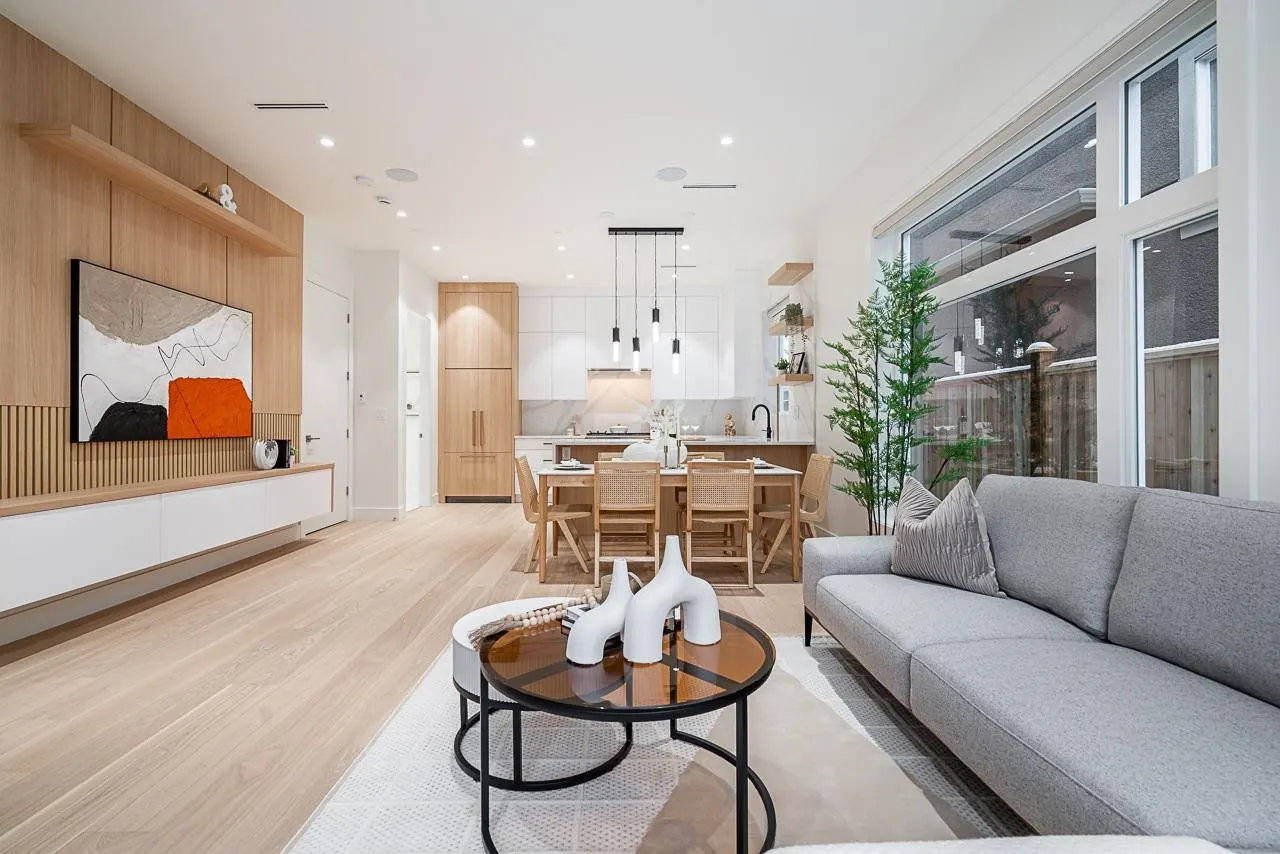 2833 Oliver Crescent