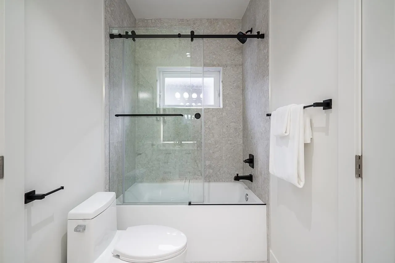 2833 Oliver Crescent