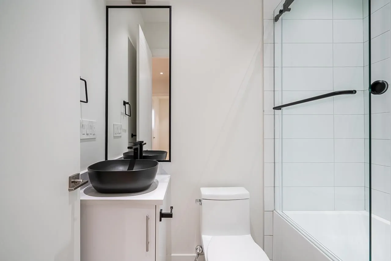 2833 Oliver Crescent