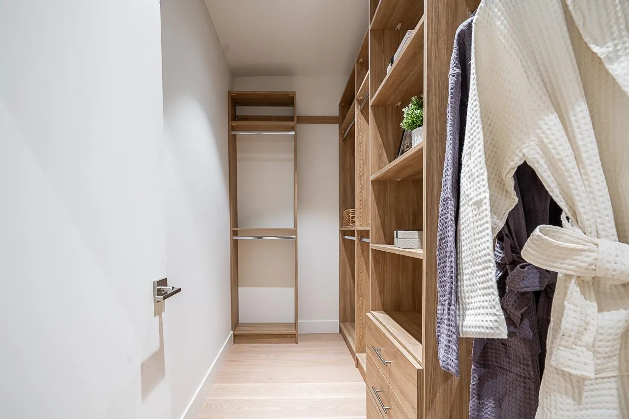 2833 Oliver Crescent