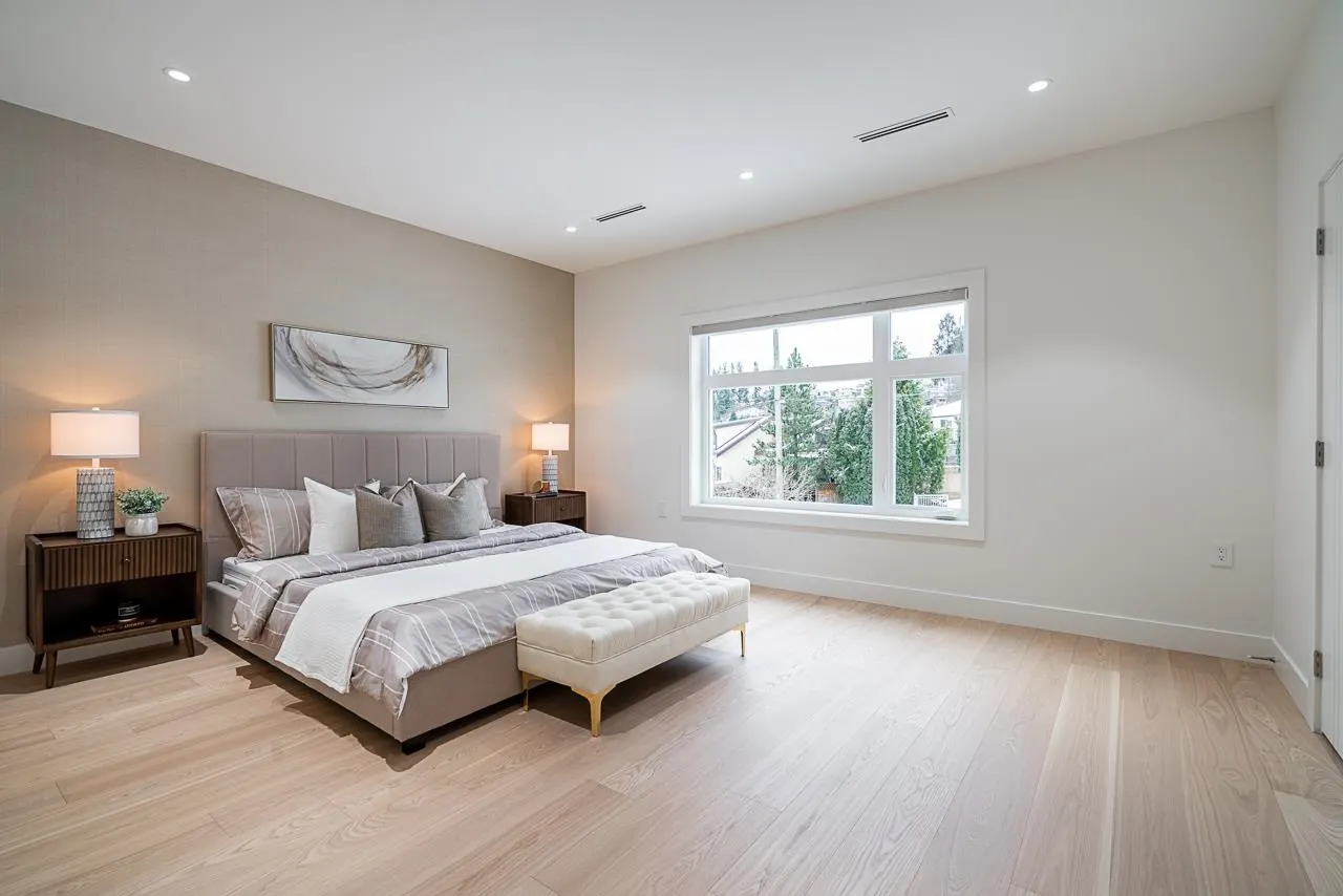 2833 Oliver Crescent