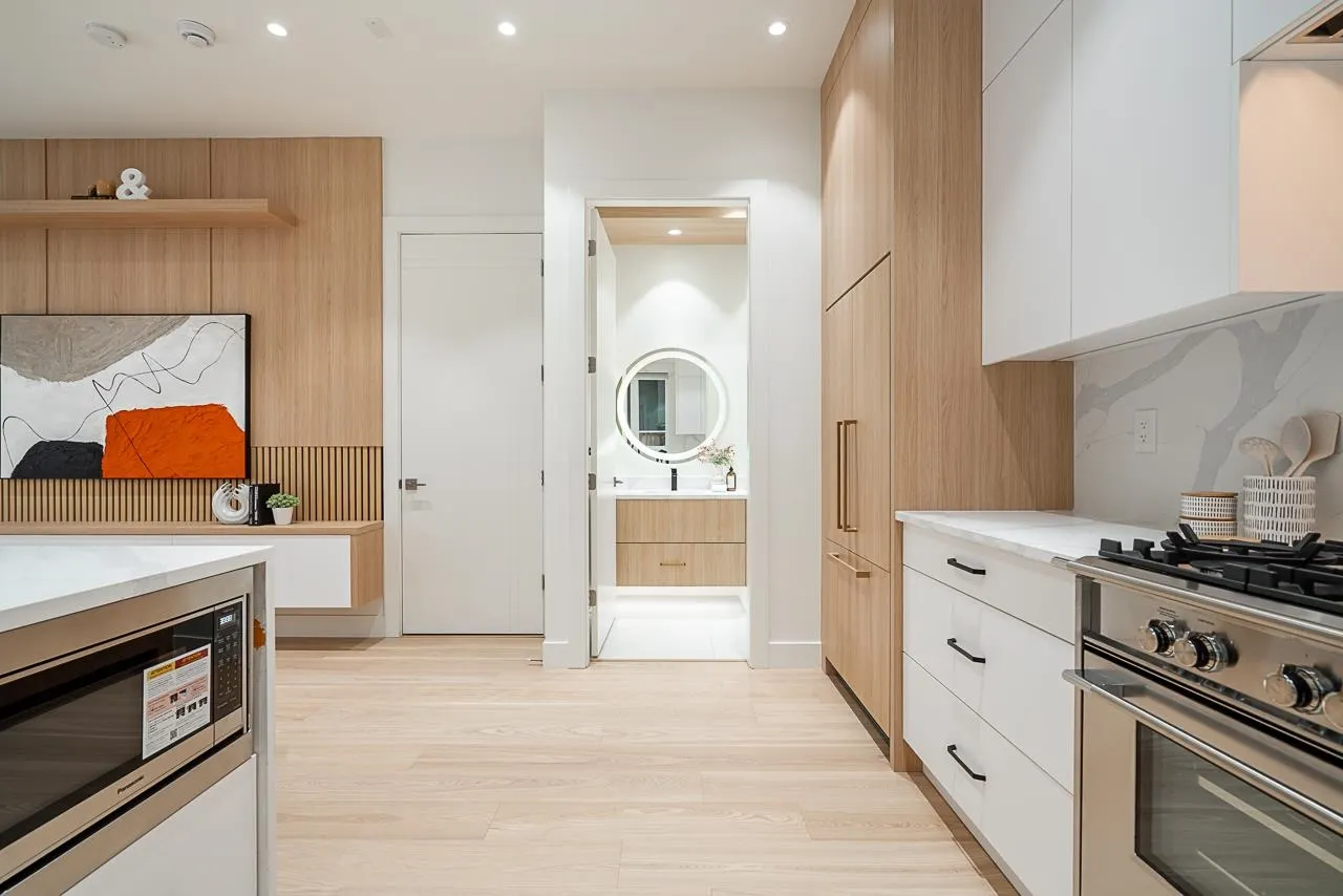 2833 Oliver Crescent