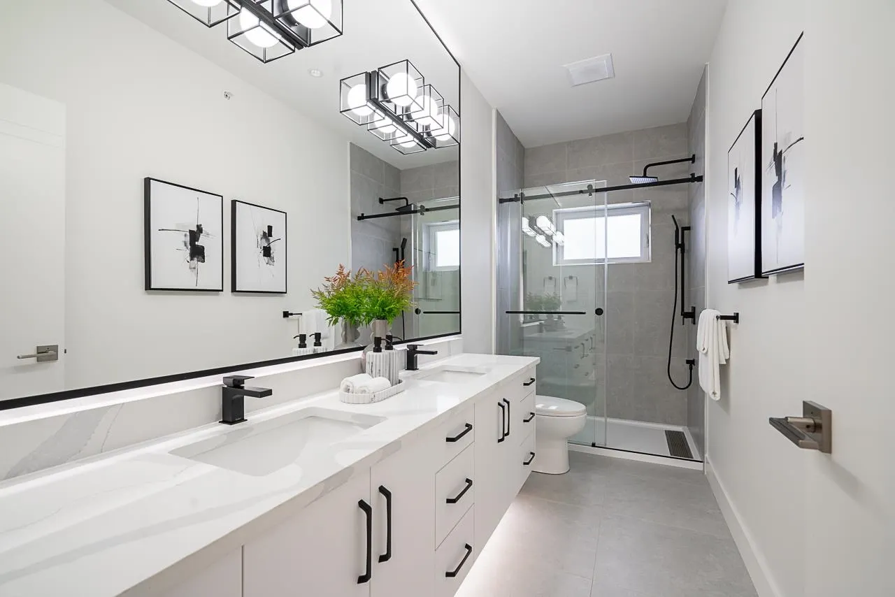 2833 Oliver Crescent