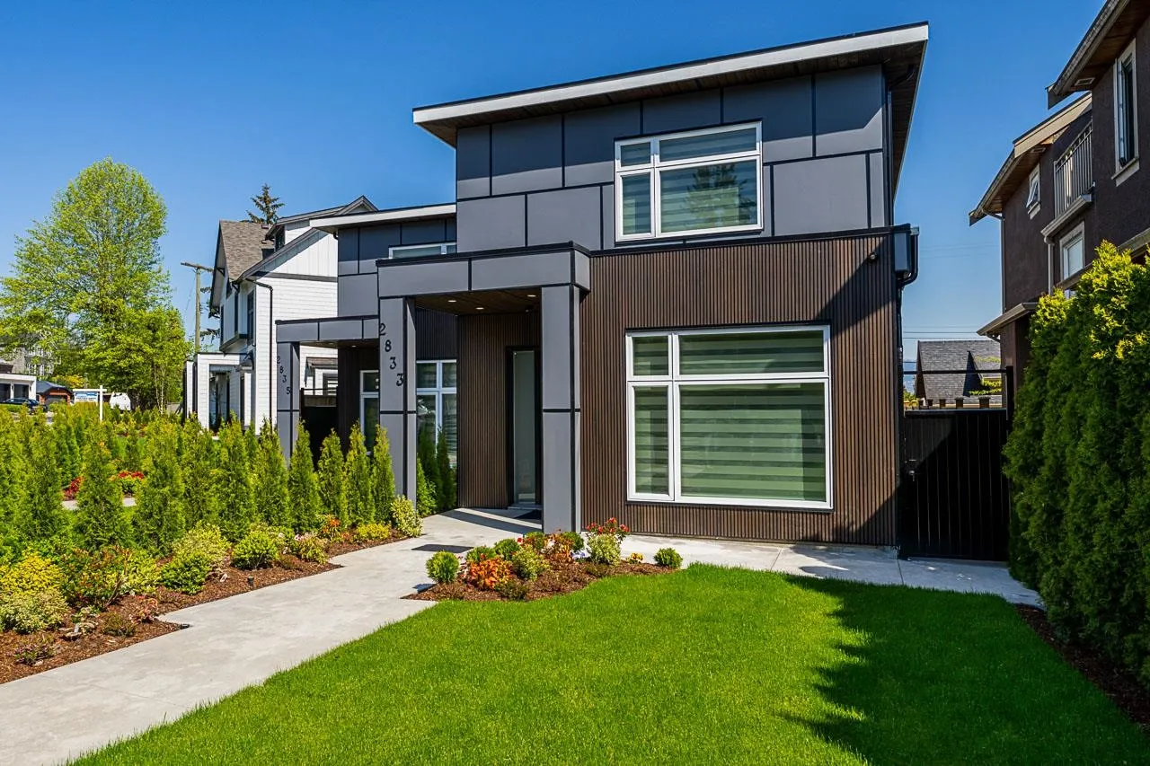 2833 Oliver Crescent