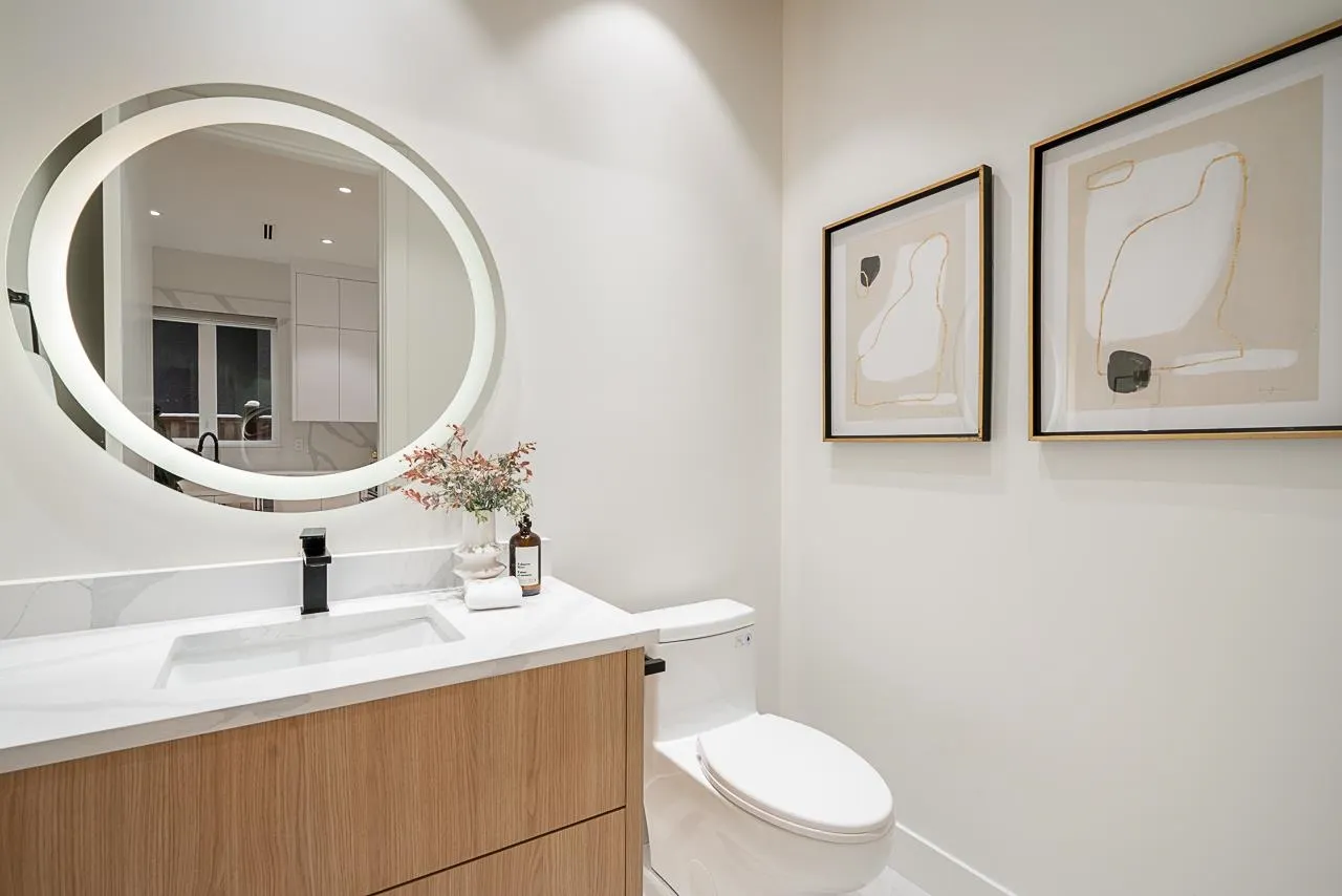 2833 Oliver Crescent