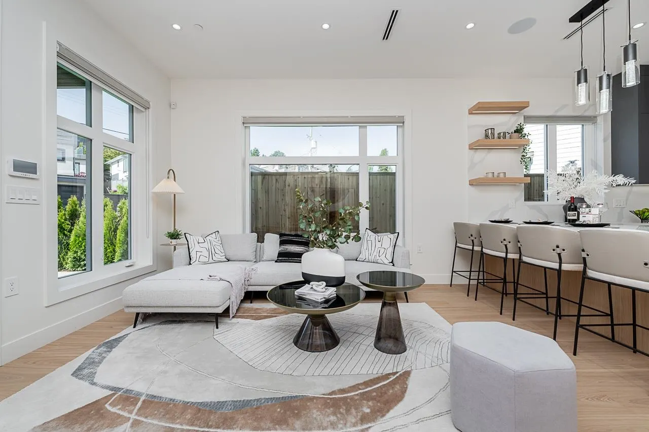 2835 Oliver Crescent