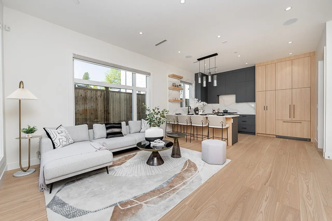 2835 Oliver Crescent