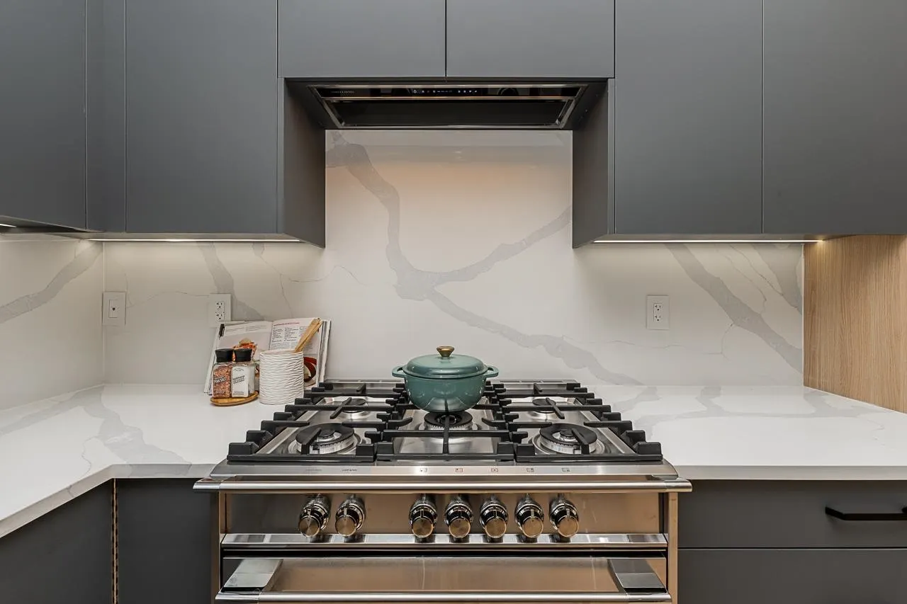 2835 Oliver Crescent