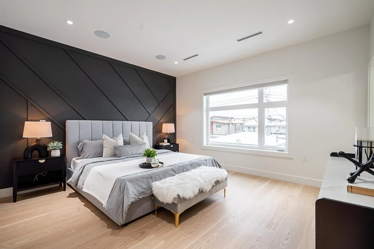 2835 Oliver Crescent