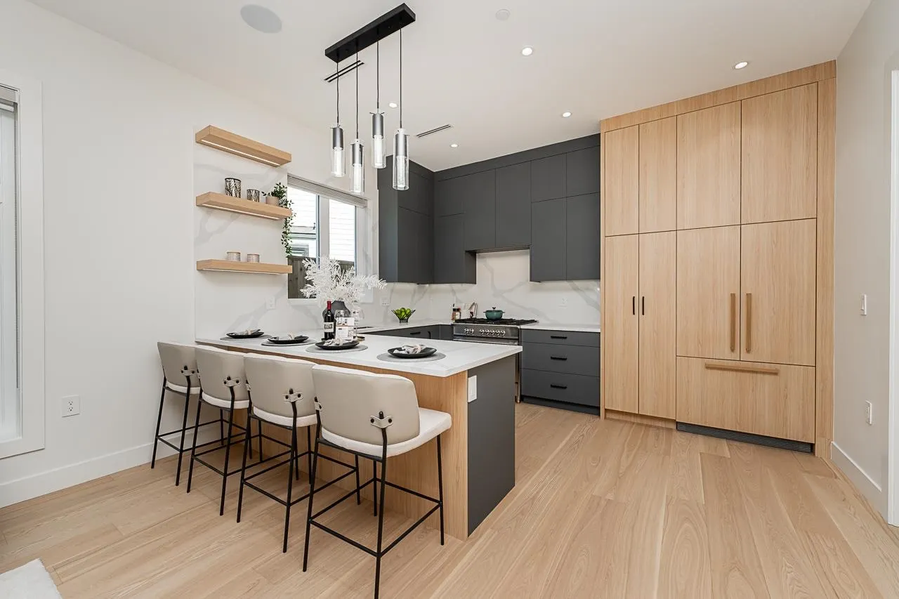 2835 Oliver Crescent