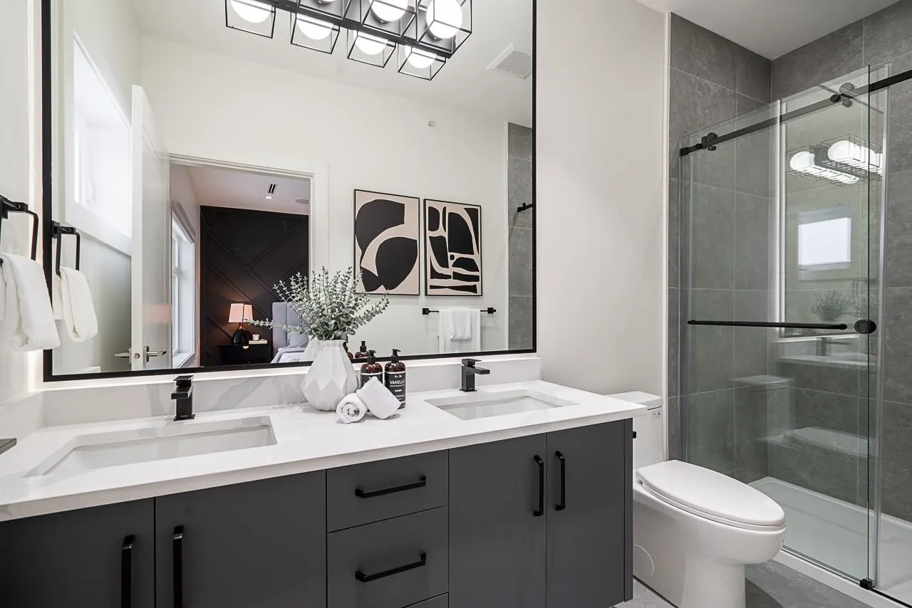 2835 Oliver Crescent