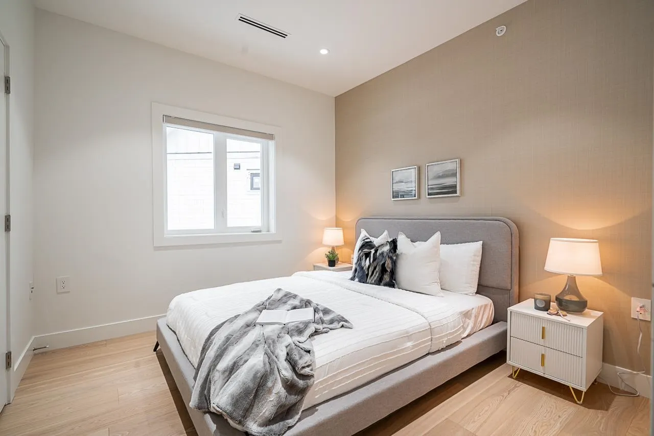 2835 Oliver Crescent