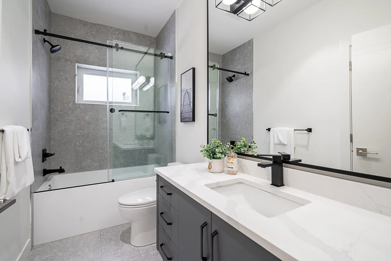 2835 Oliver Crescent