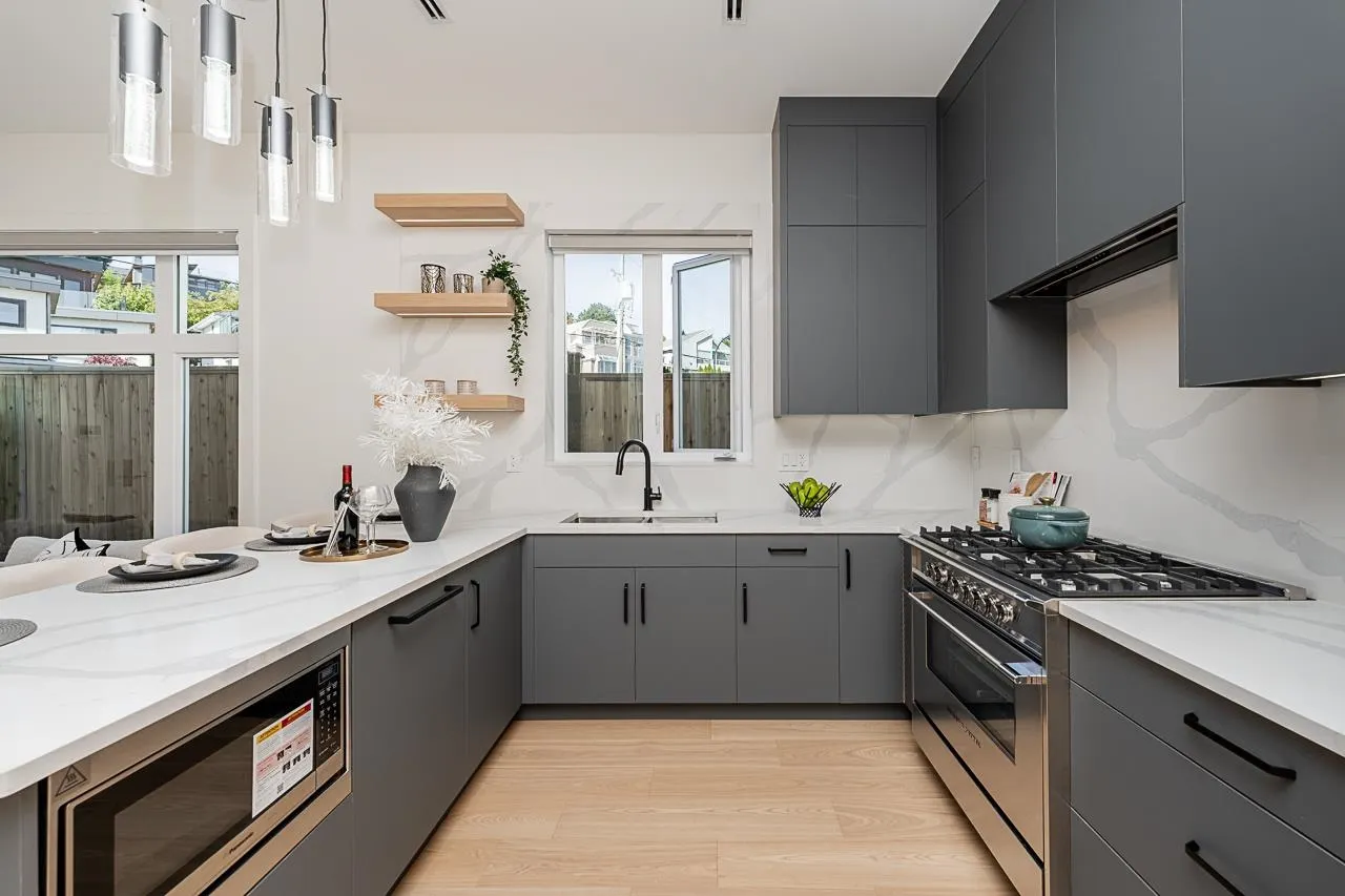 2835 Oliver Crescent