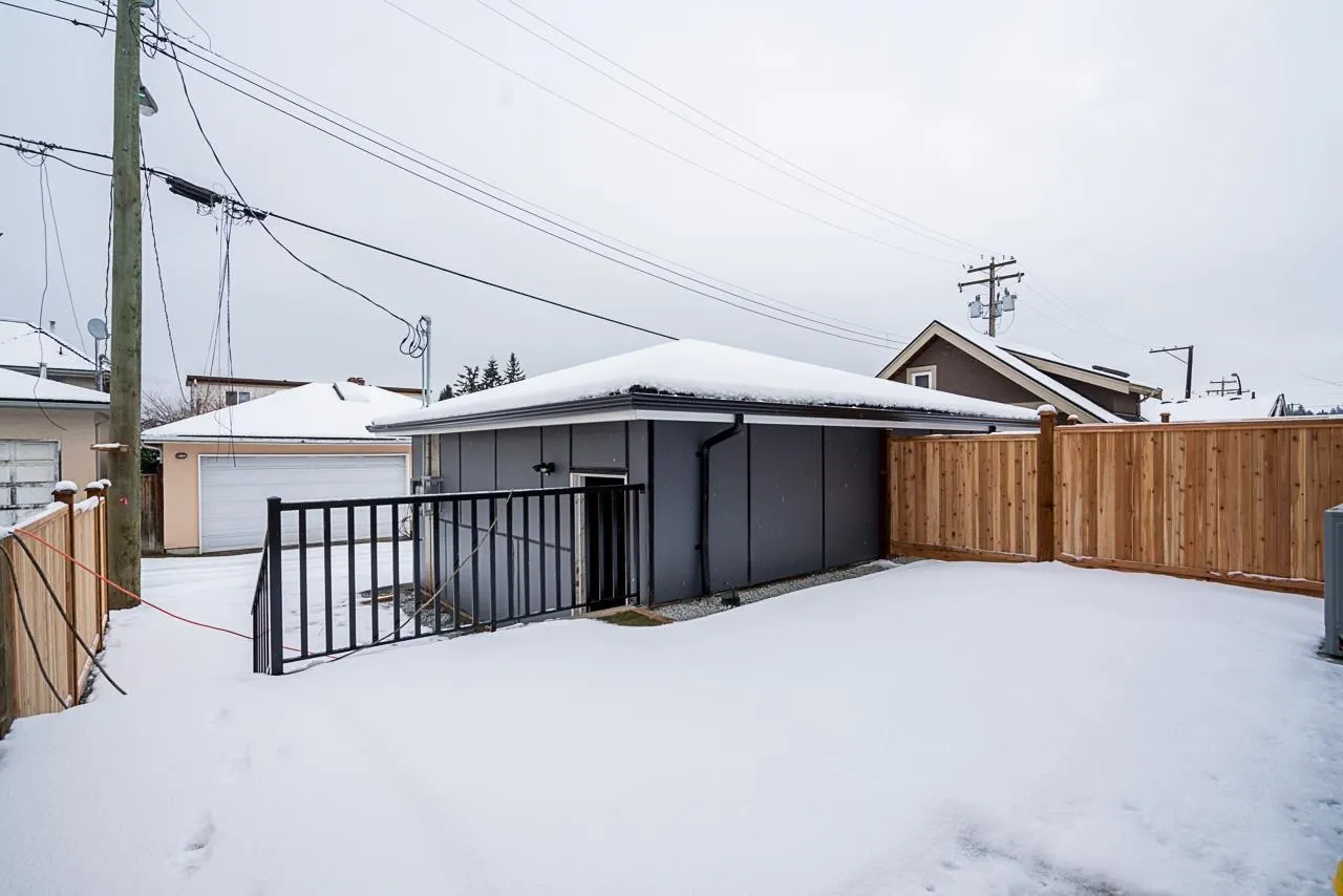 2835 Oliver Crescent