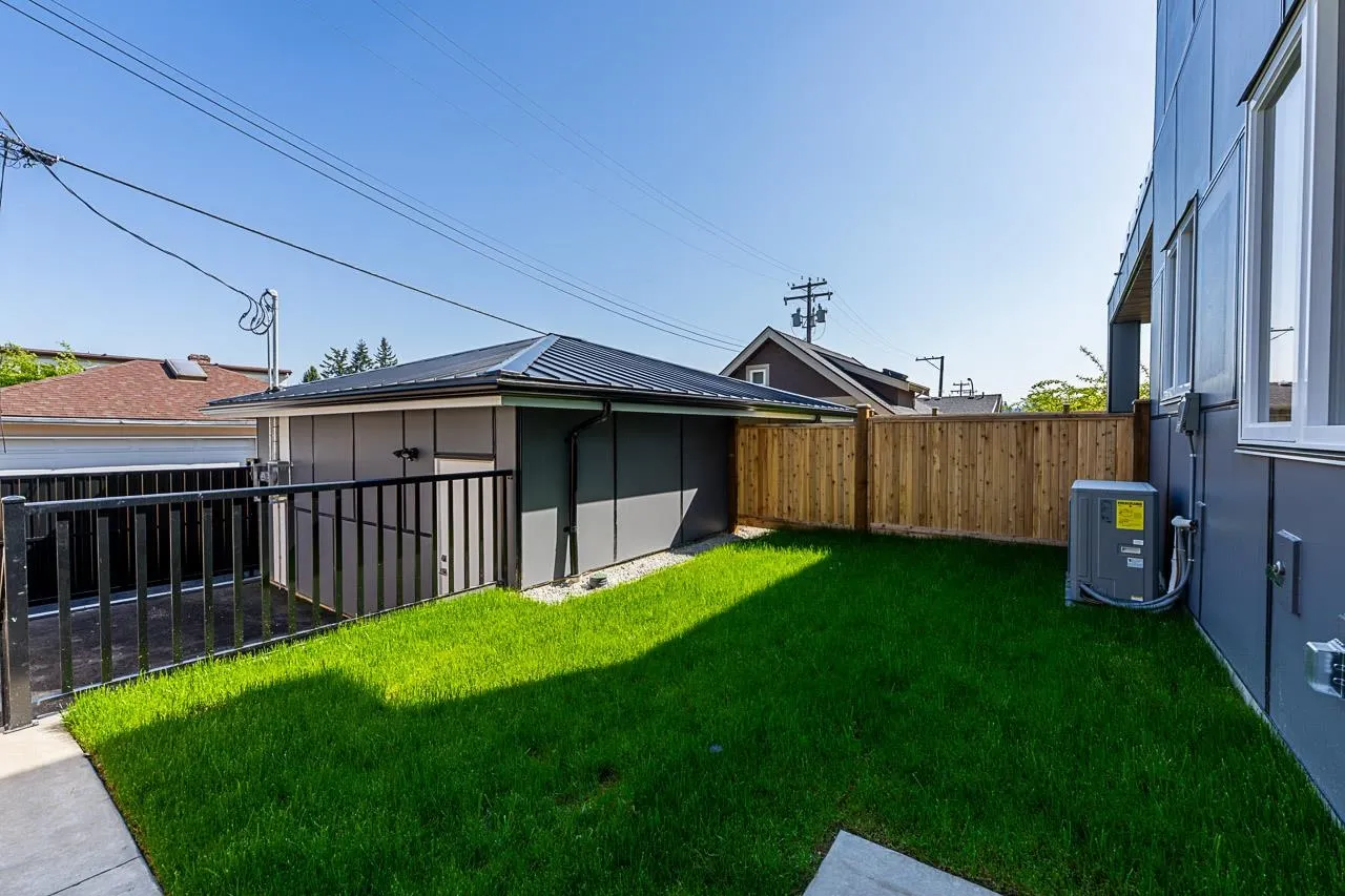 2835 Oliver Crescent