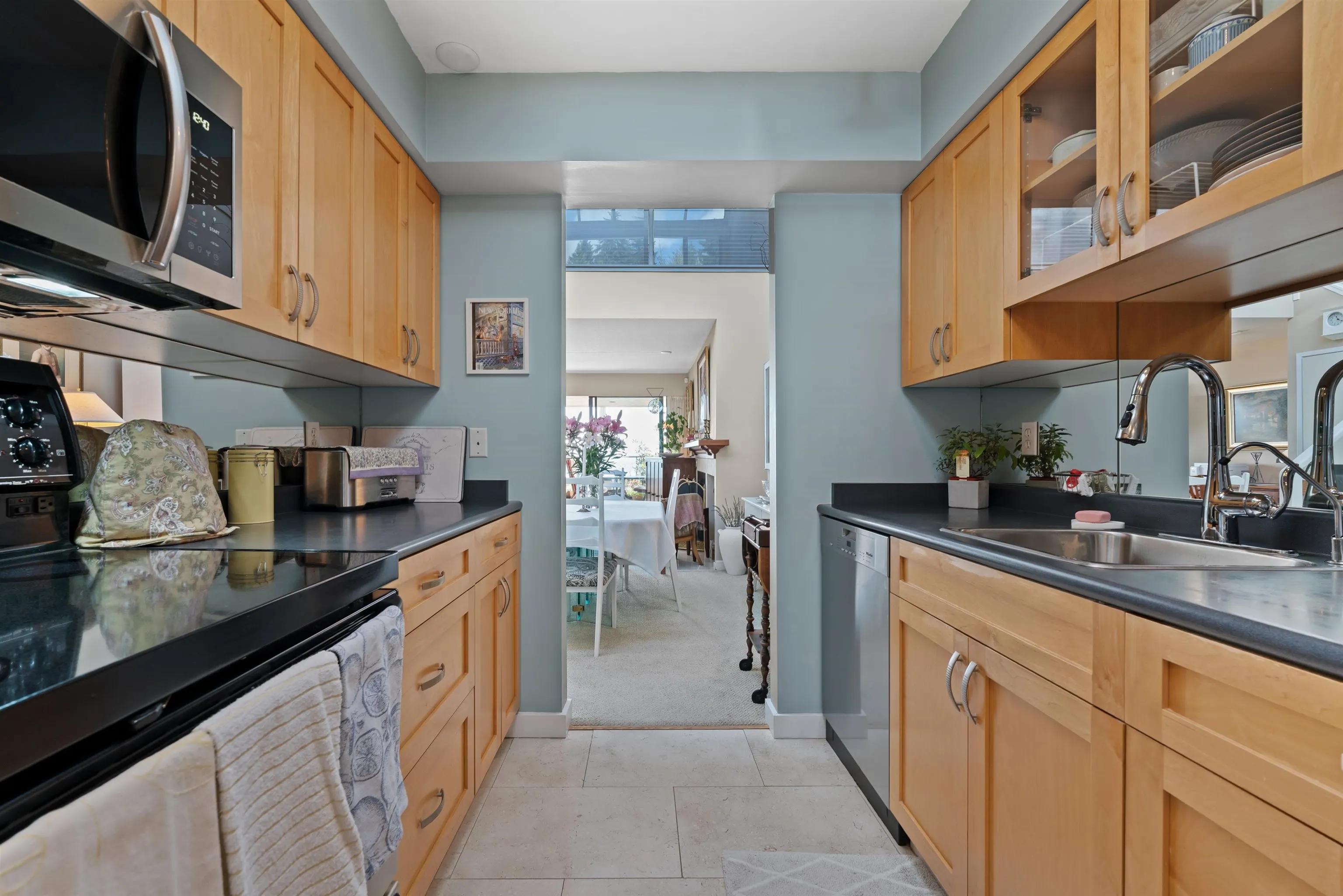 48 2250 Folkestone Way
