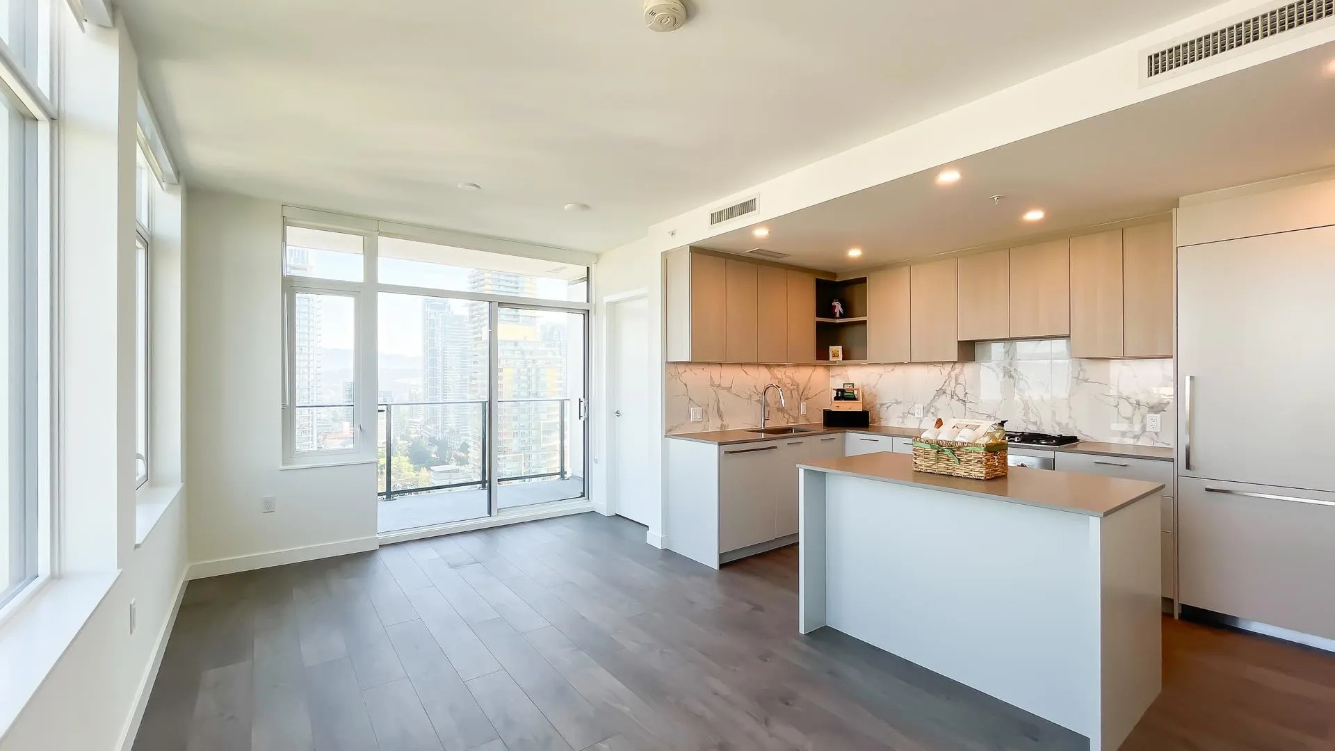 2406 6468 Willingdon Avenue