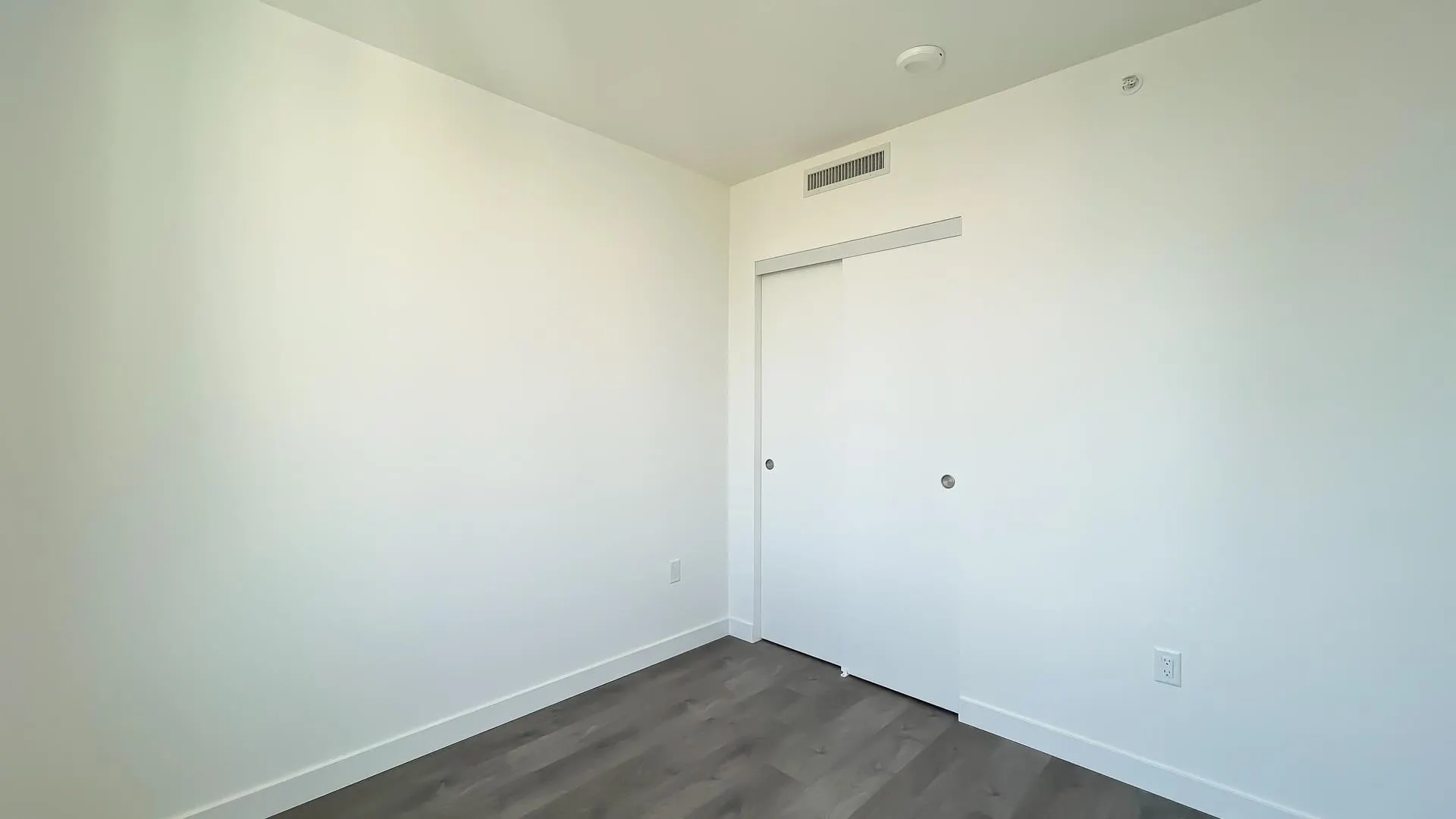 2406 6468 Willingdon Avenue