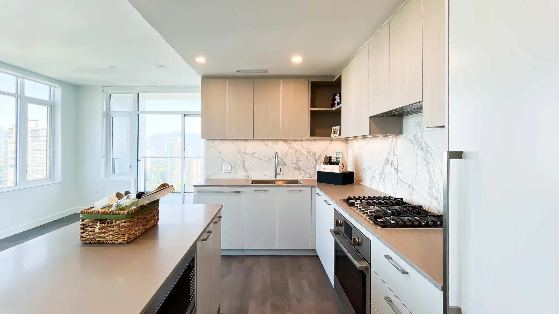 2406 6468 Willingdon Avenue