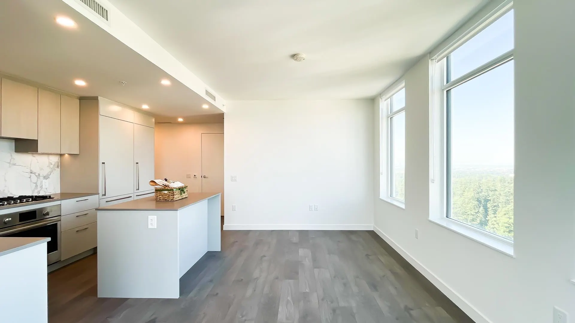 2406 6468 Willingdon Avenue