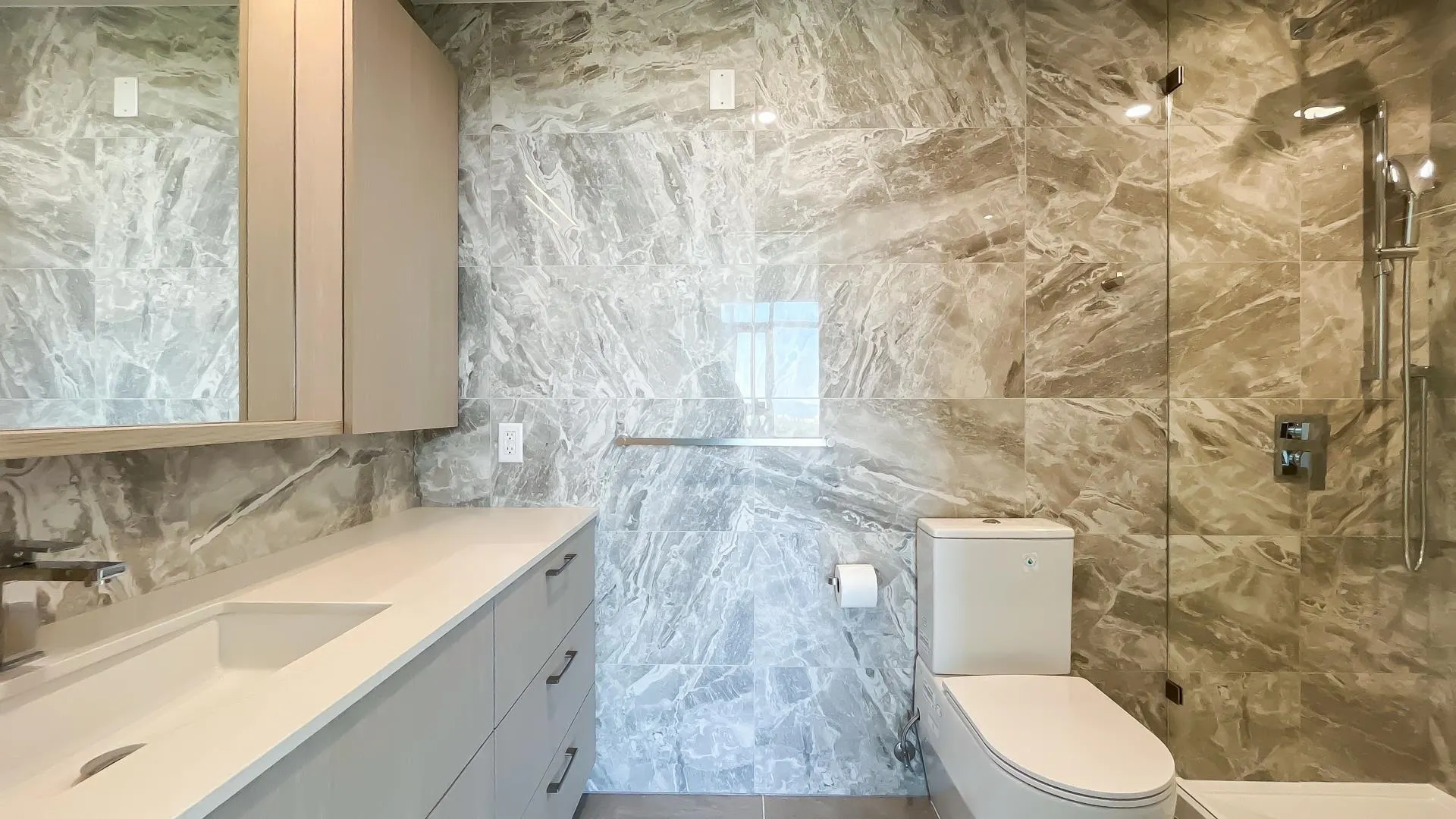 2406 6468 Willingdon Avenue