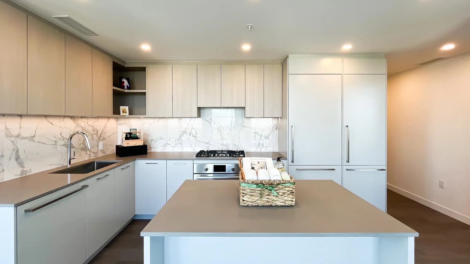 2406 6468 Willingdon Avenue