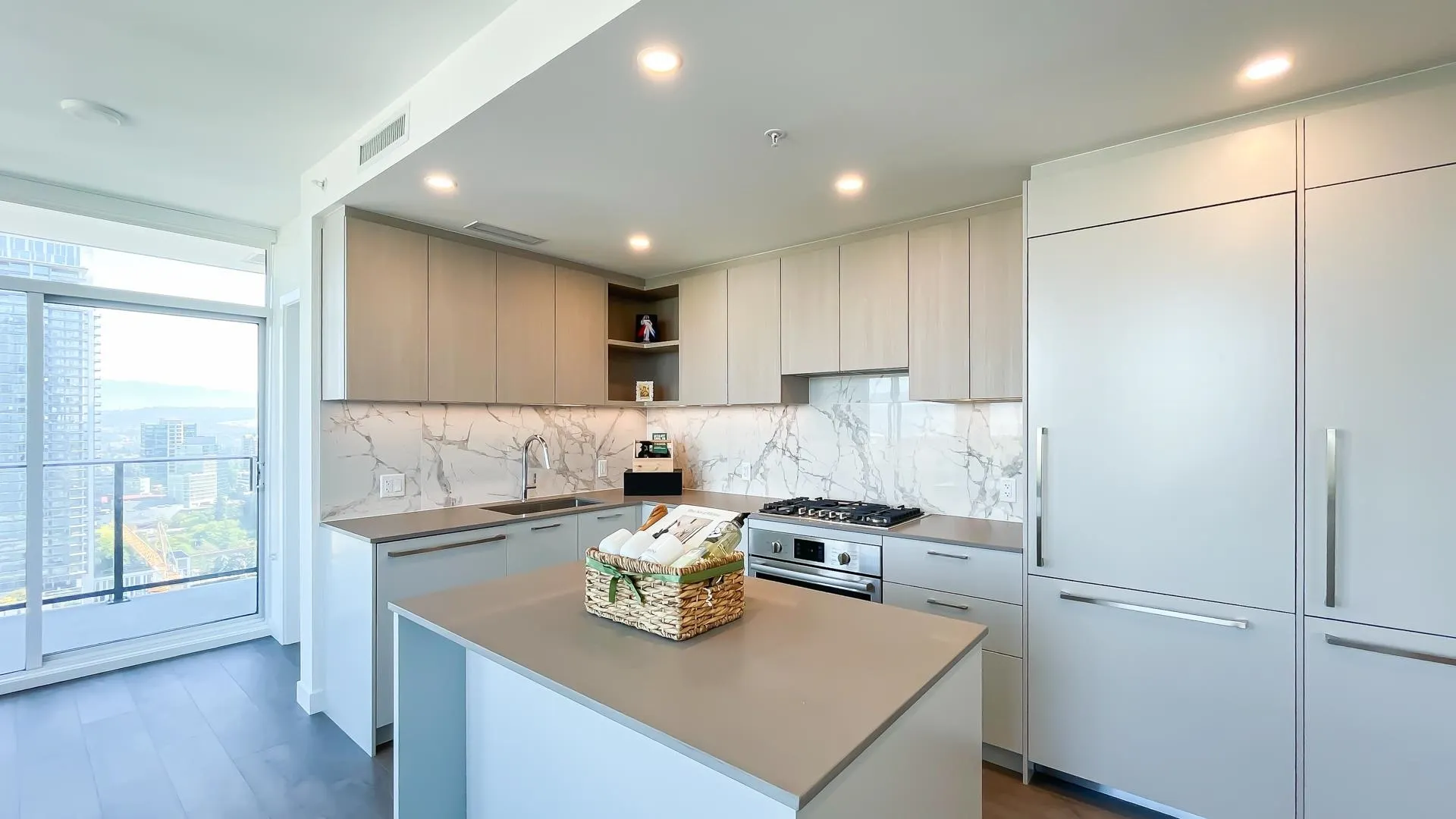 2406 6468 Willingdon Avenue