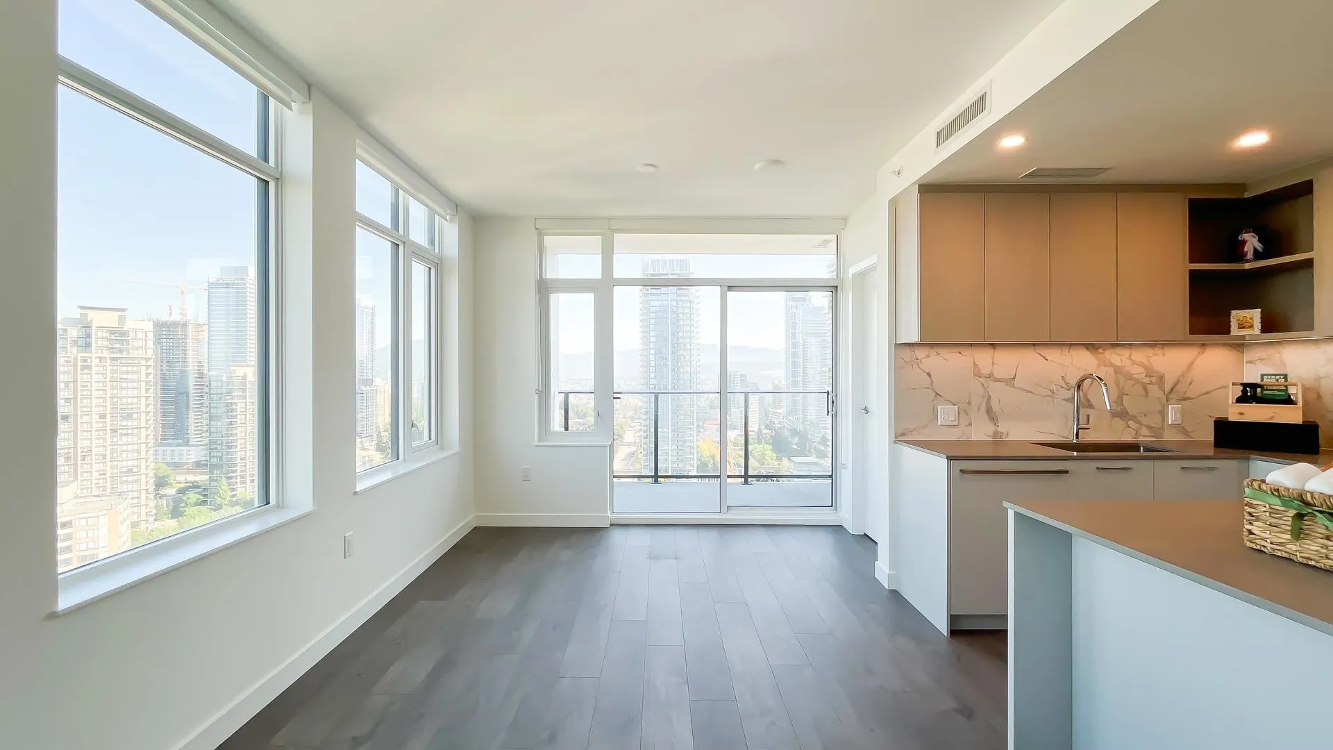 2406 6468 Willingdon Avenue