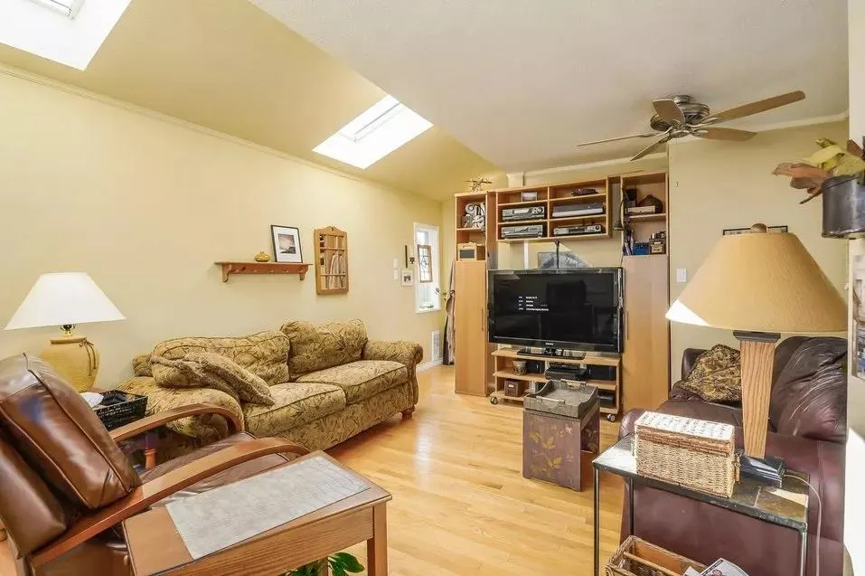 Upper Level 1190 Mathers Avenue