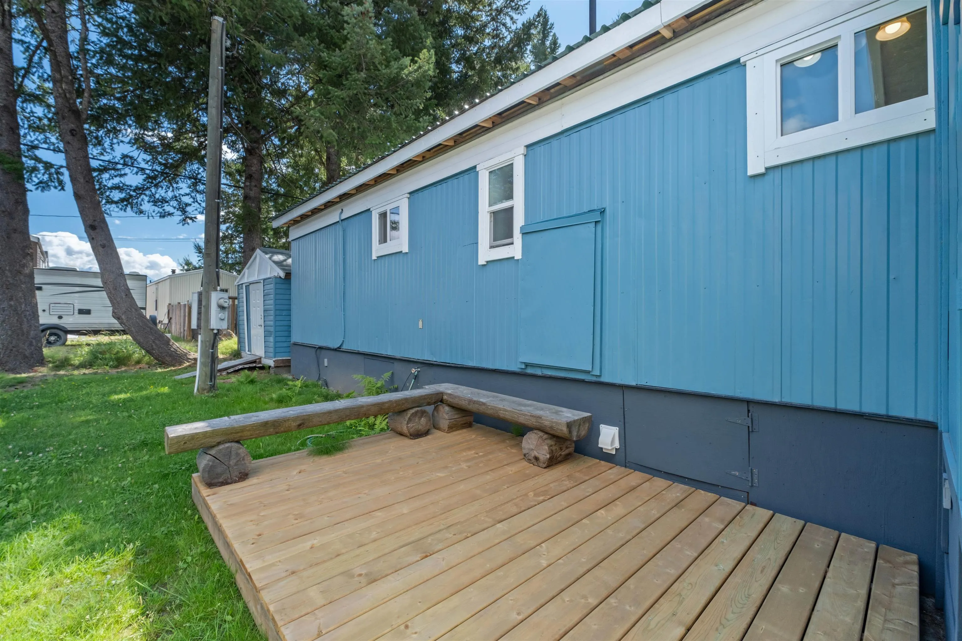 25 7370 Highway 99