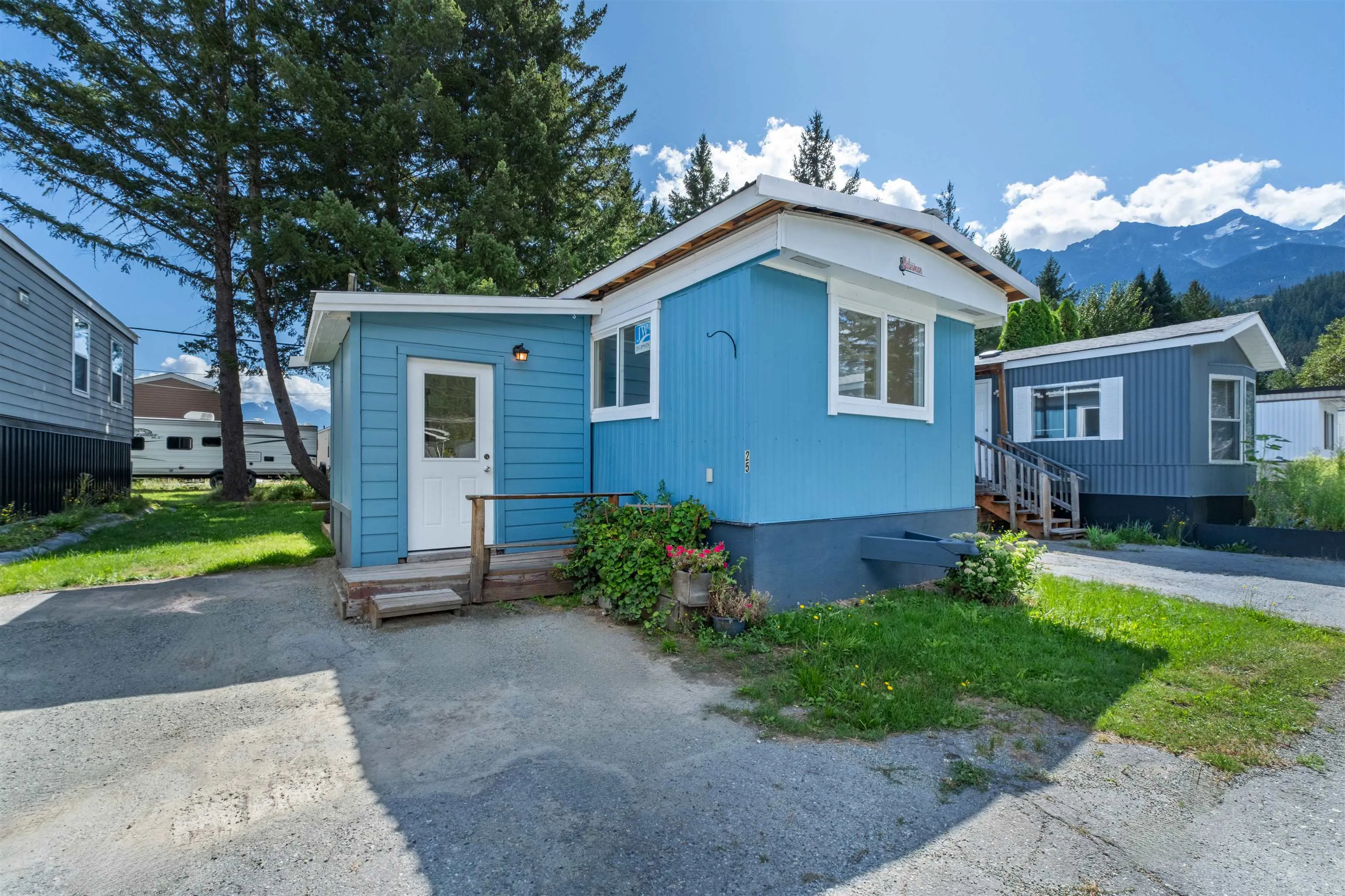 25 7370 Highway 99