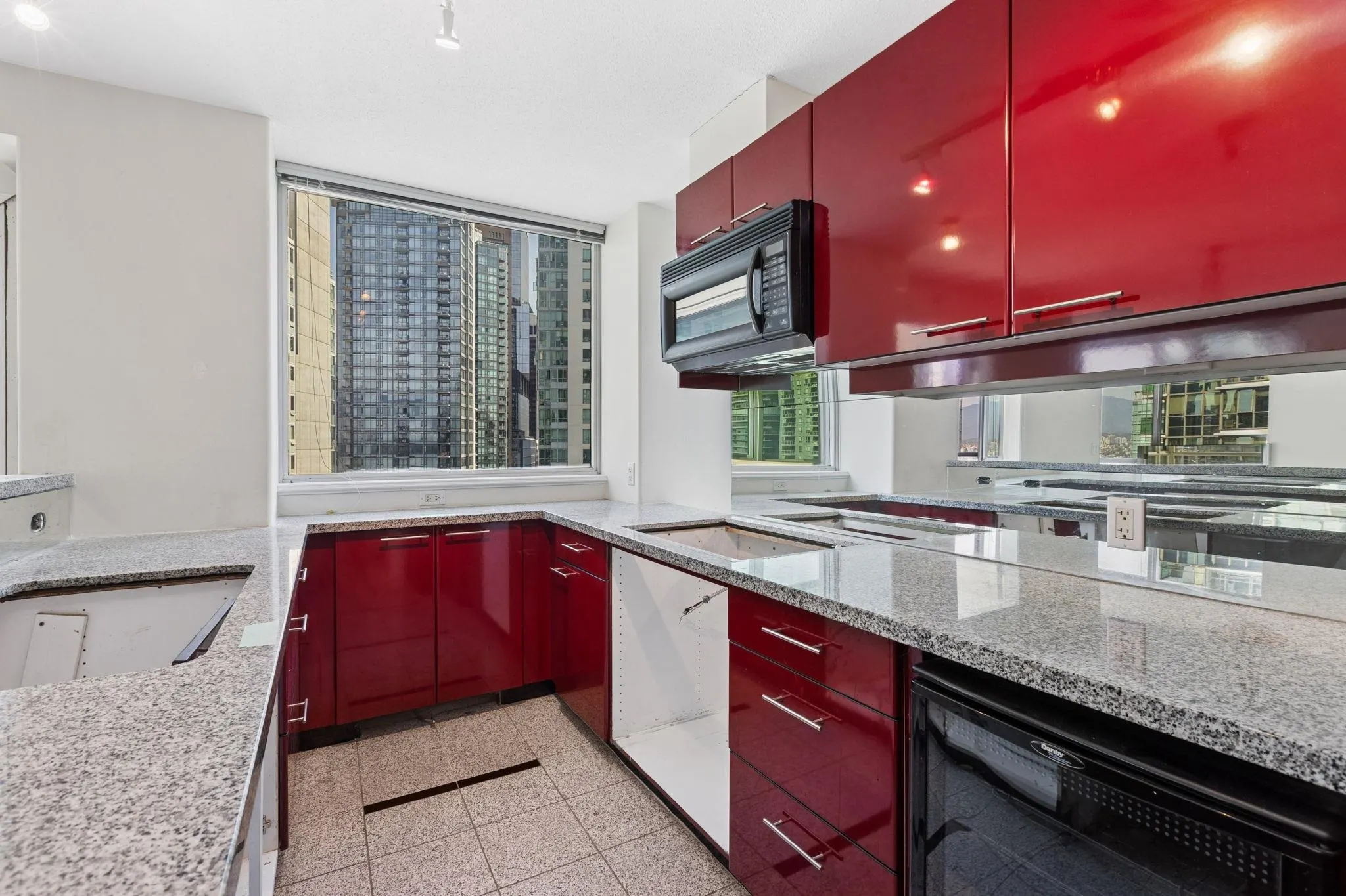 2507 1328 W Pender Street