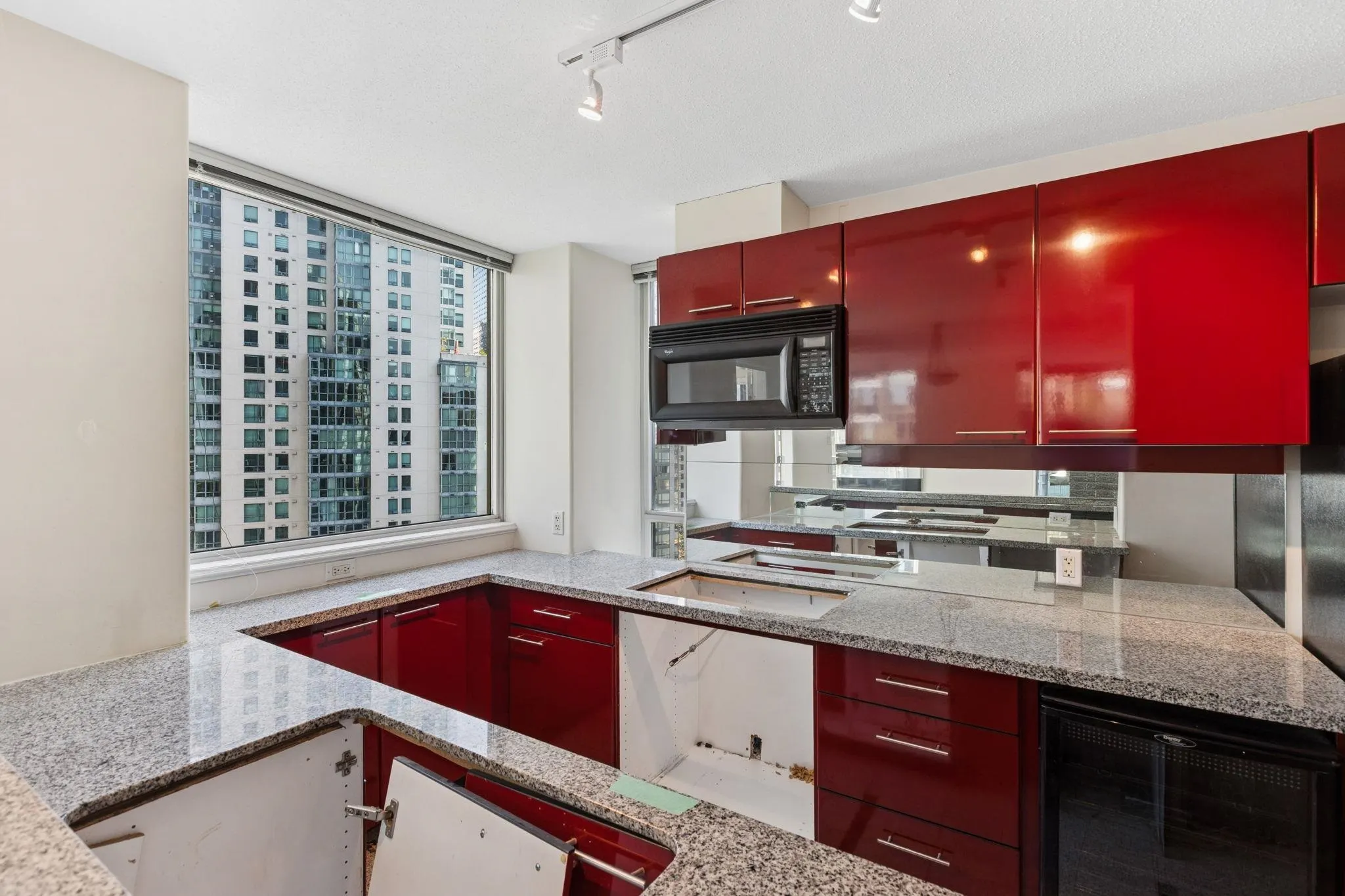 2507 1328 W Pender Street