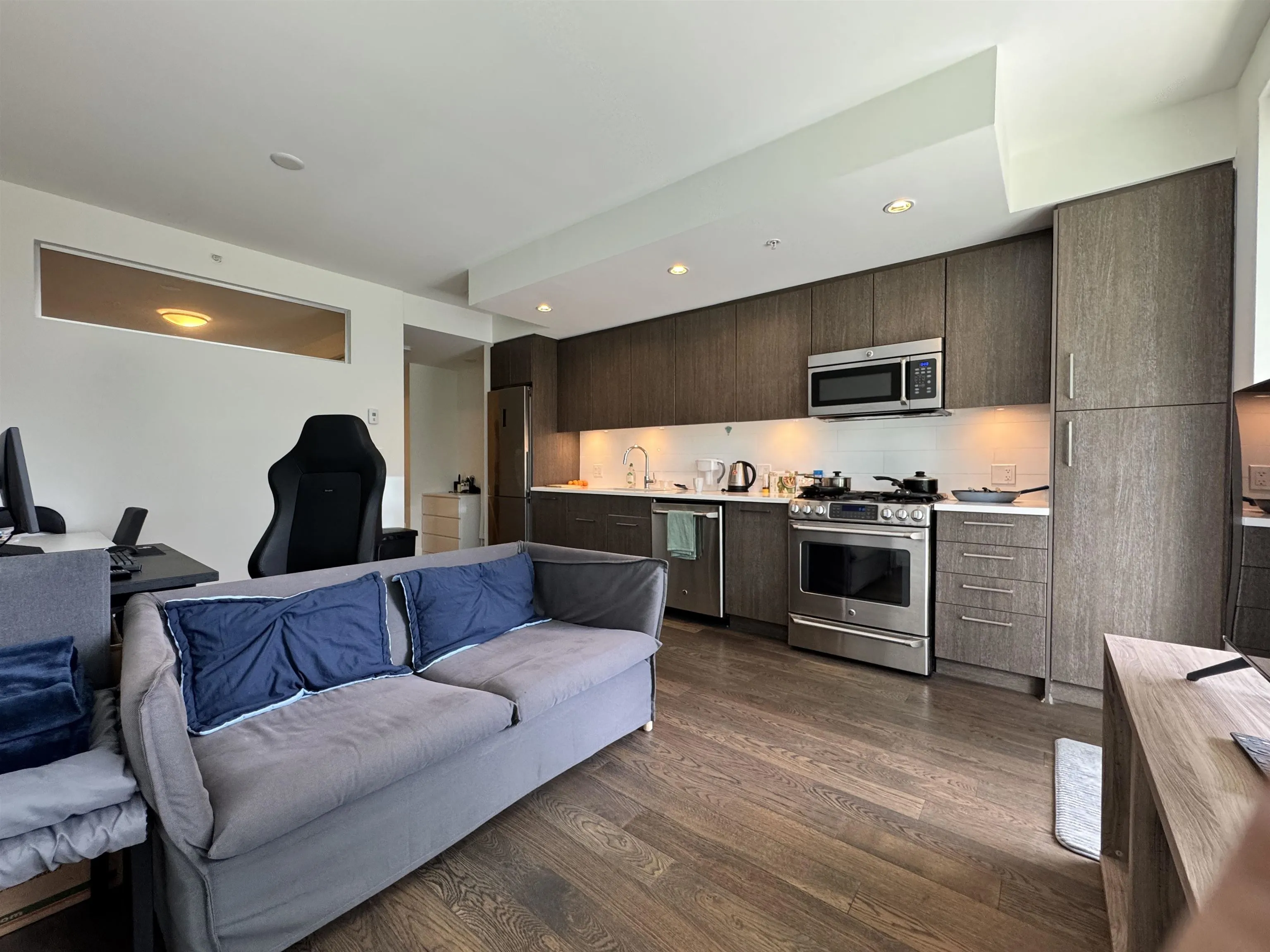 210 9060 University Crescent
