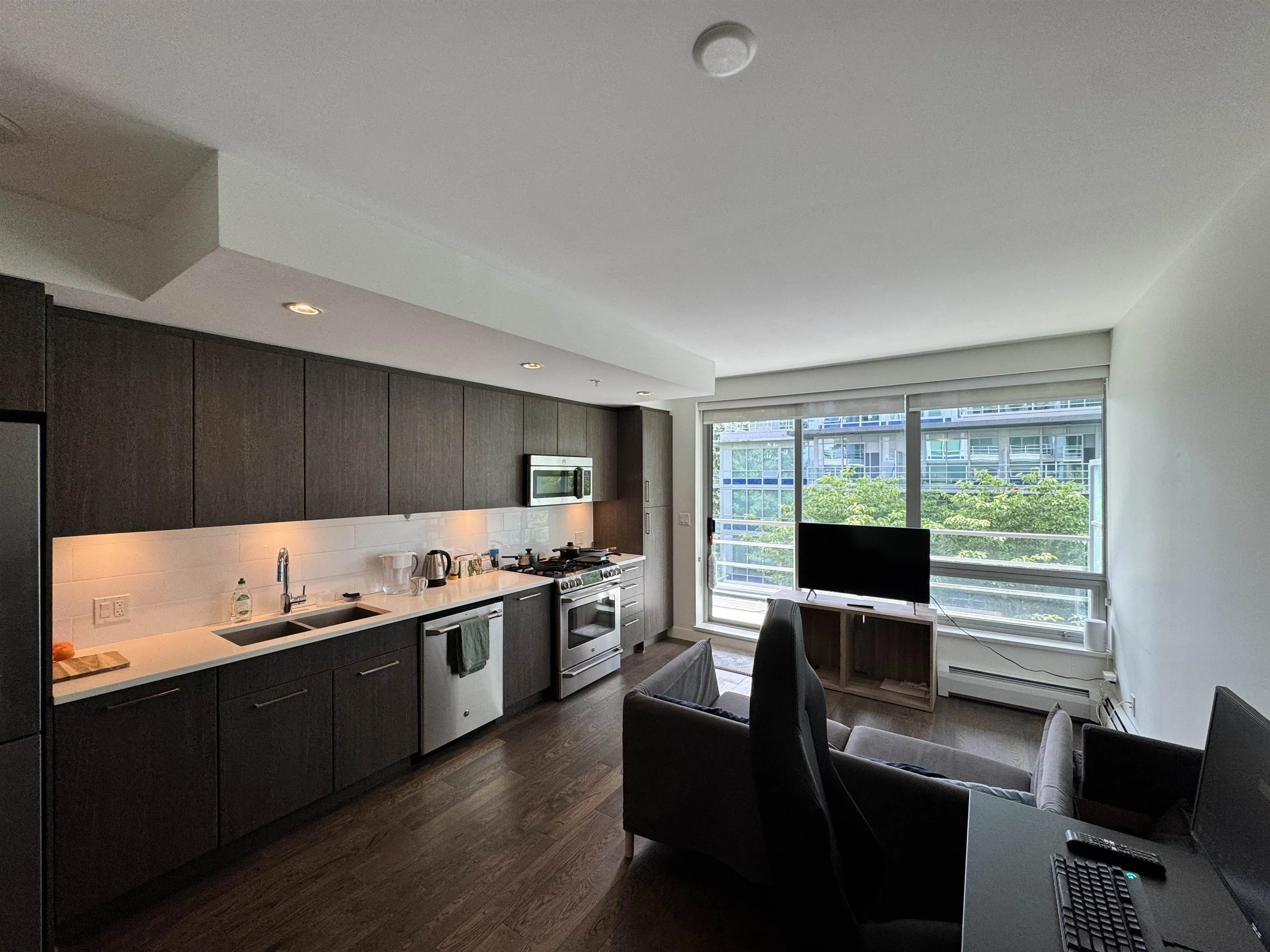 210 9060 University Crescent