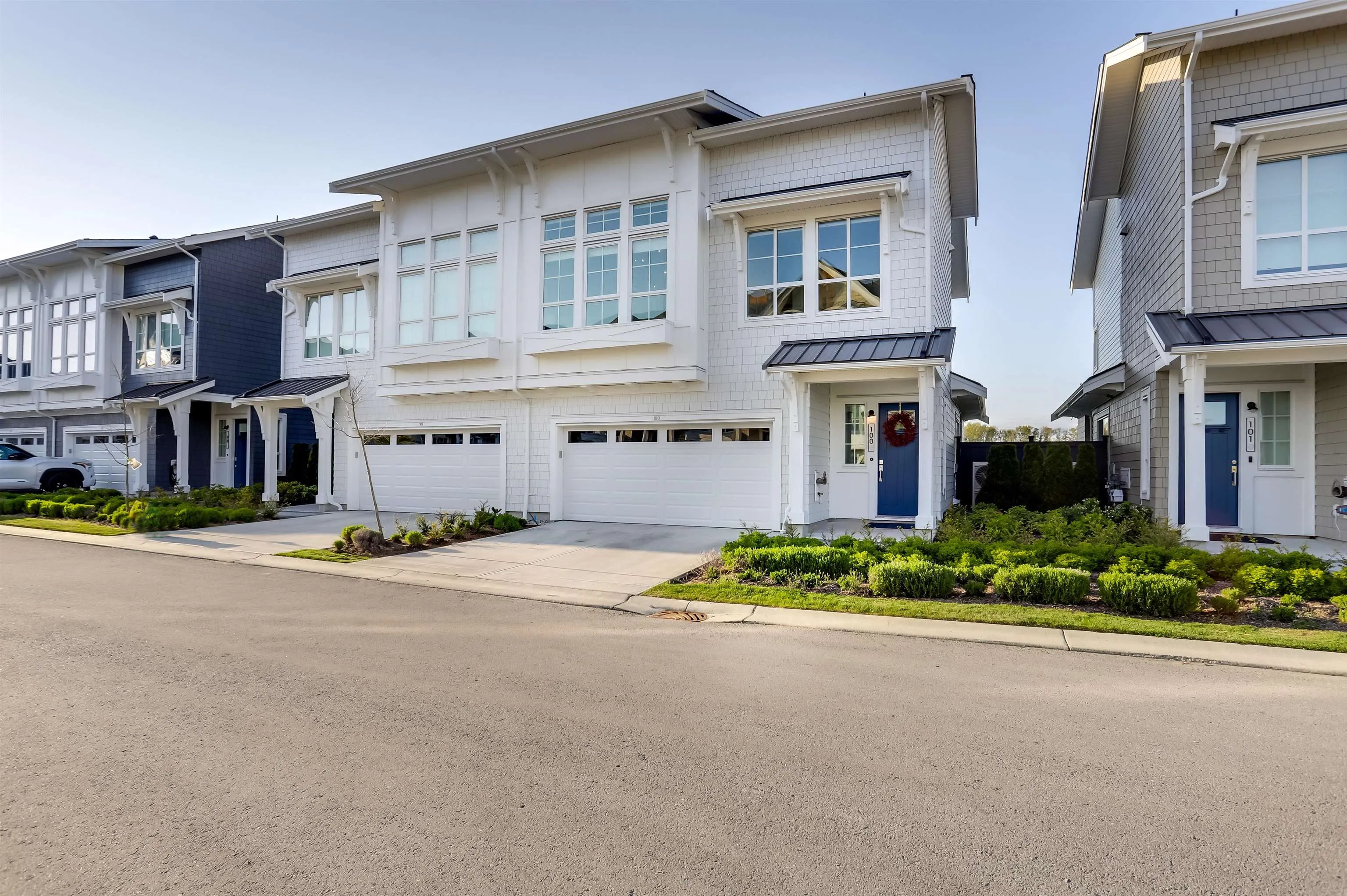 100 5311 Admiral Way