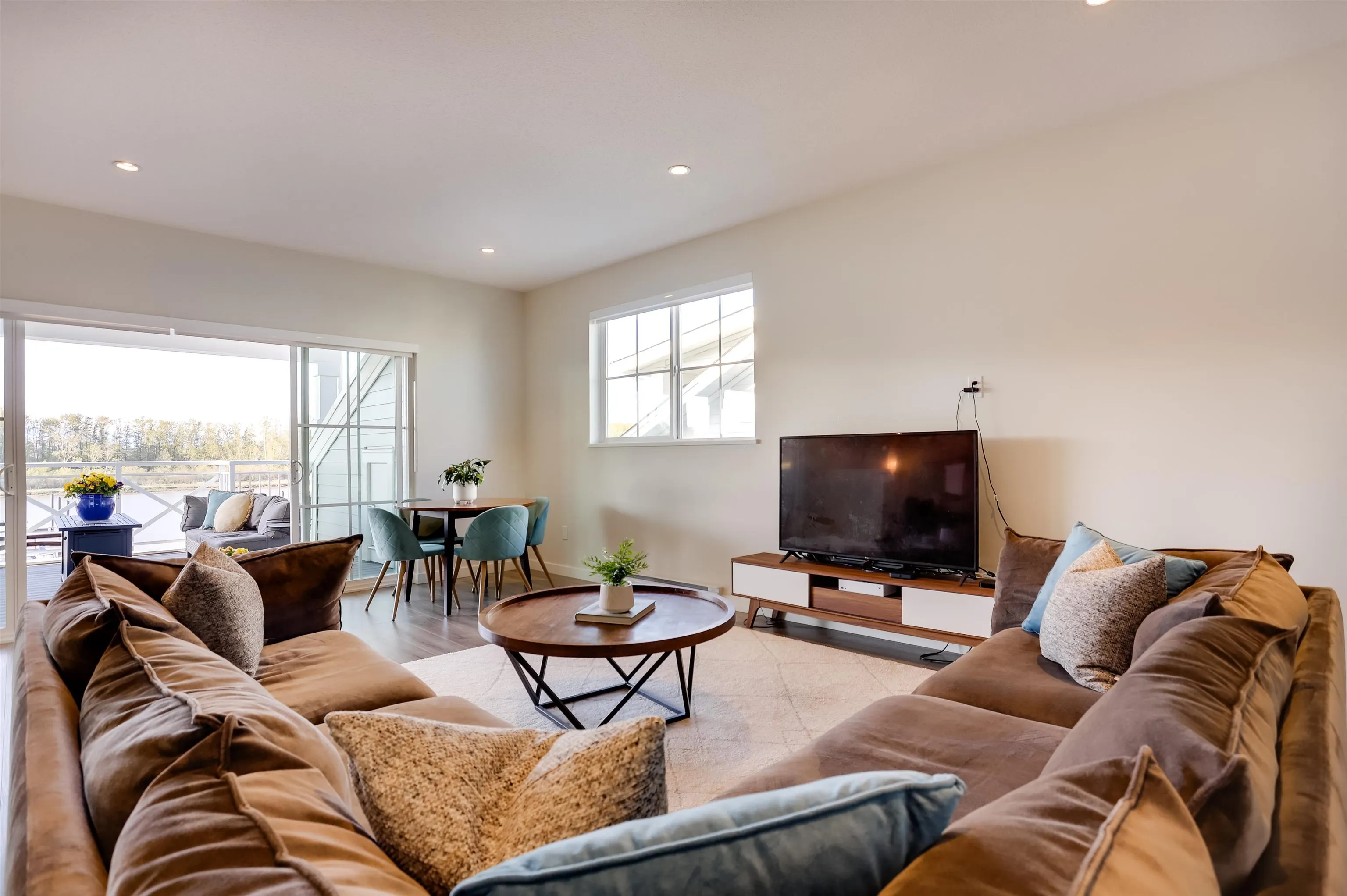 100 5311 Admiral Way