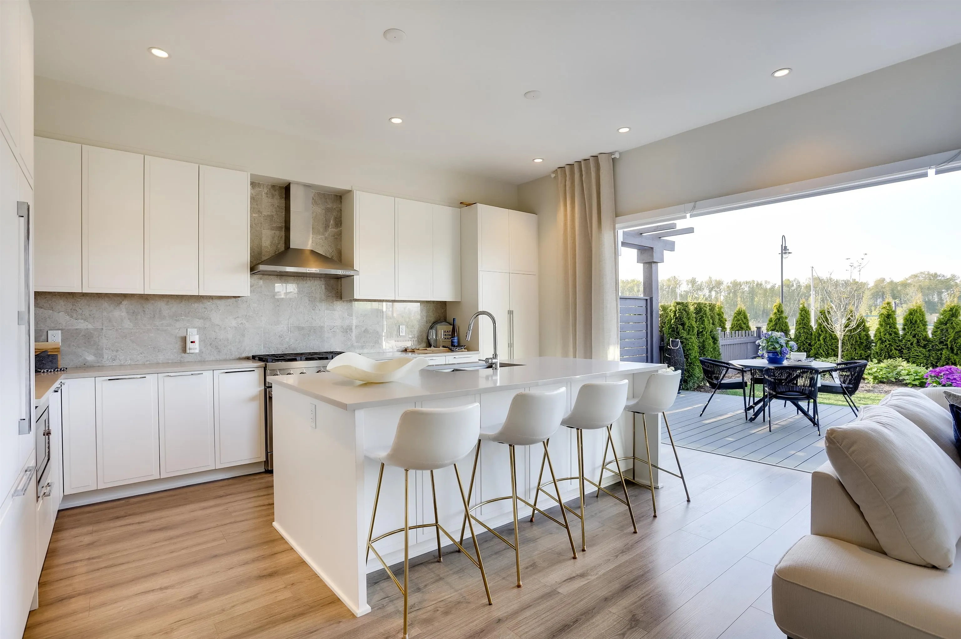 100 5311 Admiral Way