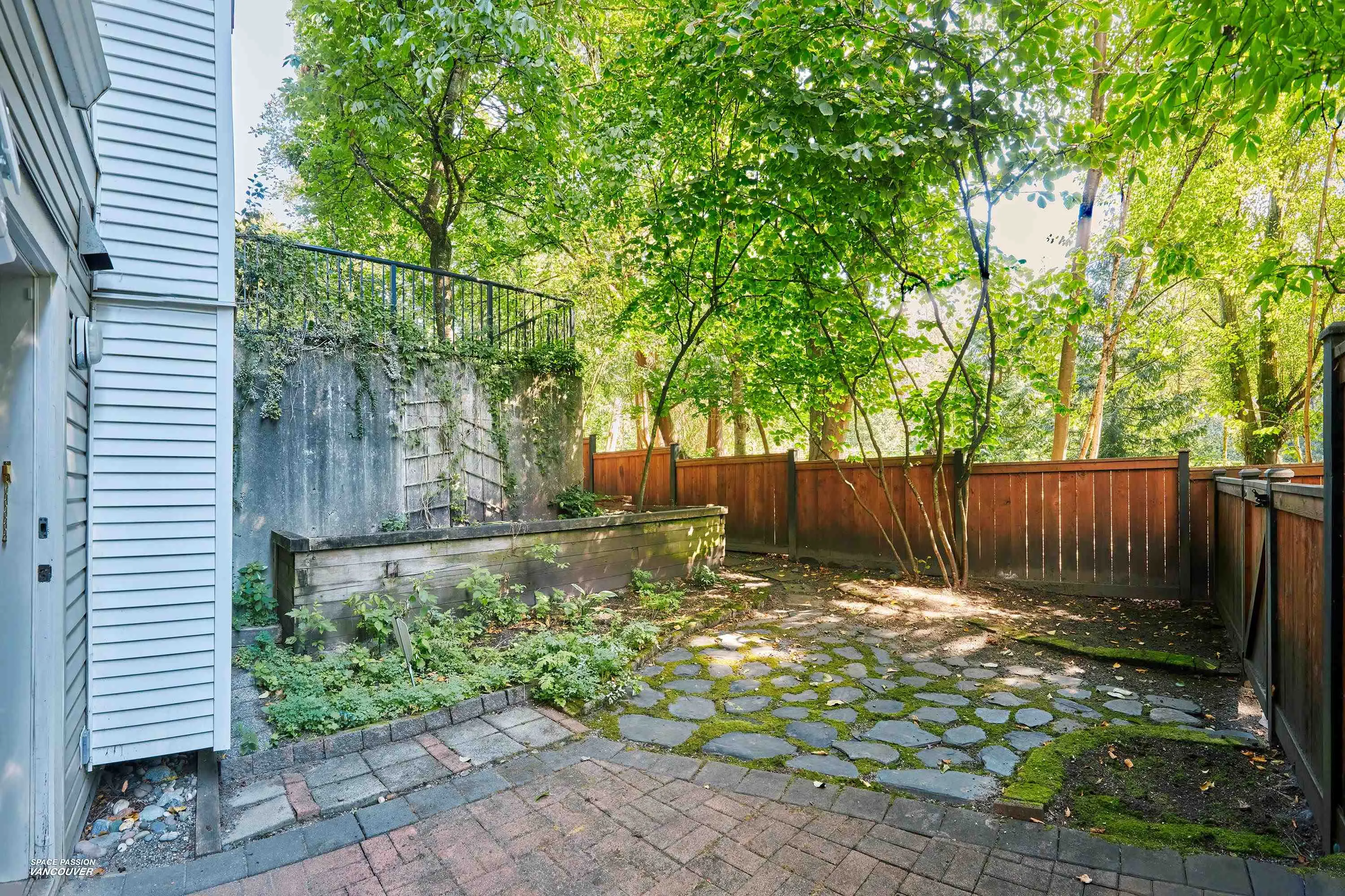 111 6833 Village Green